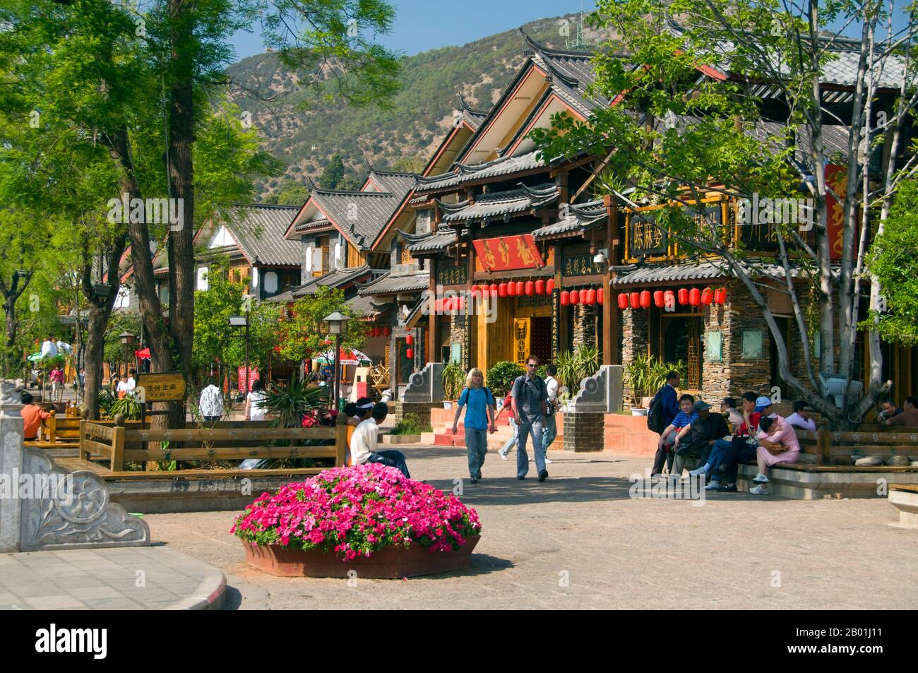 Cina: Ristoranti vicino al fiume Yu, a nord della città vecchia di Lijiang, provincia dello Yunnan. I Naxi o Nakhi sono un gruppo etnico che abita ai piedi dell'Himalaya nella parte nord-occidentale della provincia dello Yunnan, così come la parte sud-occidentale della provincia del Sichuan in Cina. Si pensa che i Naxi provengano dal Tibet e, fino a poco tempo fa, mantennero legami commerciali via terra con Lhasa e l'India. I Naxi formano uno dei 56 gruppi etnici ufficialmente riconosciuti dalla Repubblica Popolare Cinese. I Naxi sono tradizionalmente seguaci della religione Dongba. Foto Stock