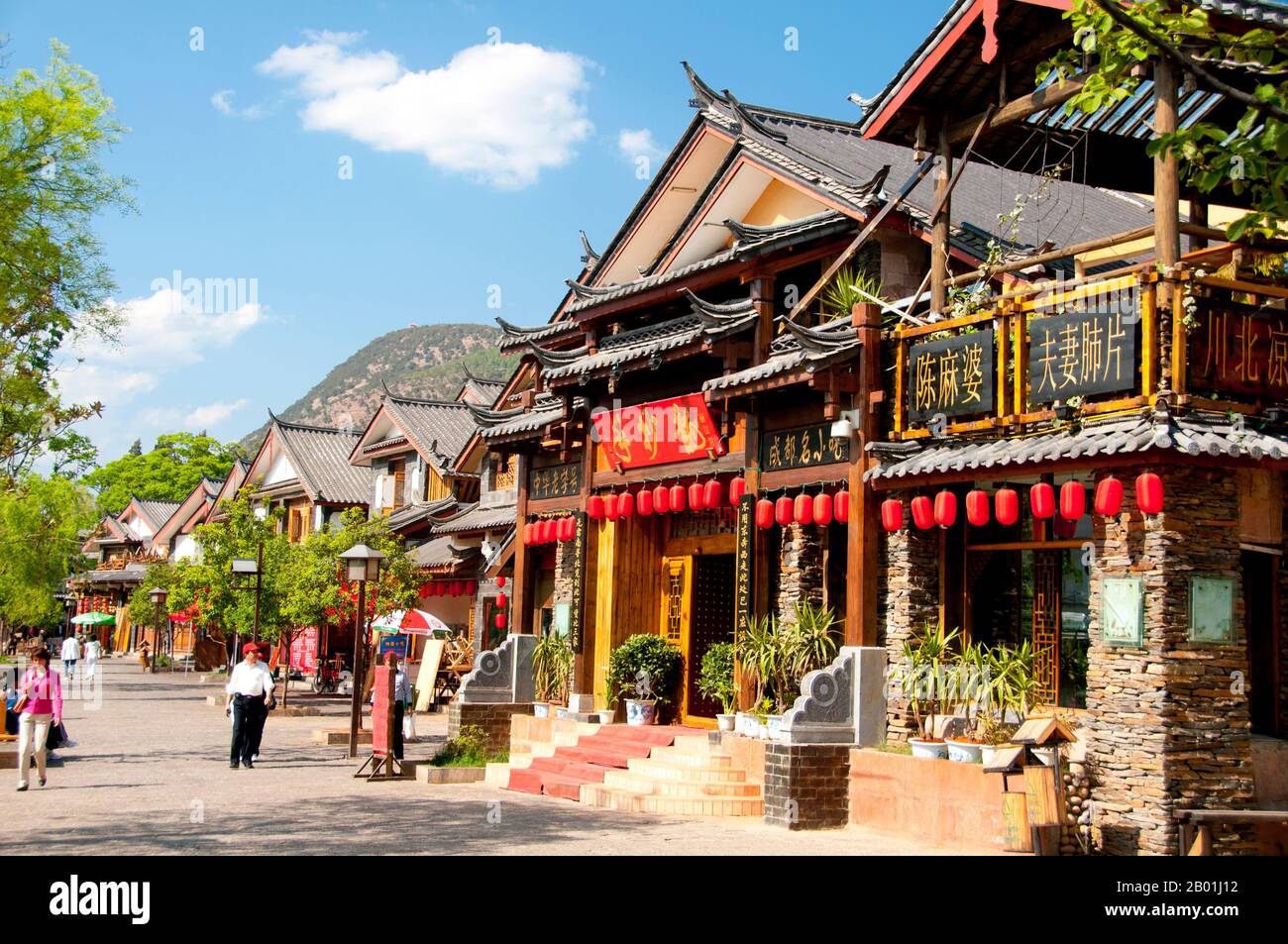 Cina: Ristorante vicino al fiume Yu, a nord della città vecchia di Lijiang, provincia dello Yunnan. I Naxi o Nakhi sono un gruppo etnico che abita ai piedi dell'Himalaya nella parte nord-occidentale della provincia dello Yunnan, così come la parte sud-occidentale della provincia del Sichuan in Cina. Si pensa che i Naxi provengano dal Tibet e, fino a poco tempo fa, mantennero legami commerciali via terra con Lhasa e l'India. I Naxi formano uno dei 56 gruppi etnici ufficialmente riconosciuti dalla Repubblica Popolare Cinese. I Naxi sono tradizionalmente seguaci della religione Dongba. Foto Stock