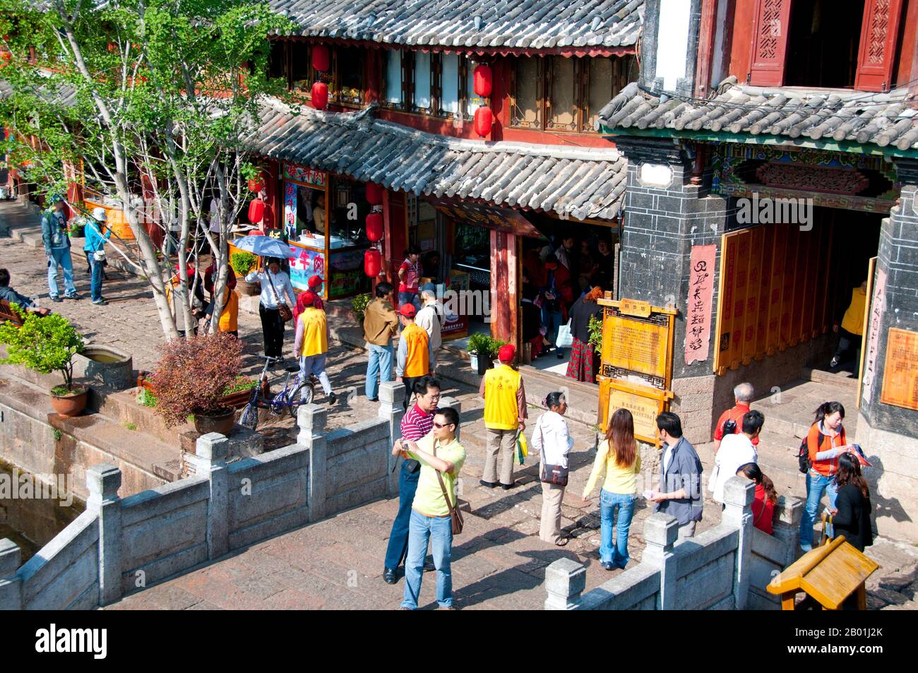 Cina: Old Market Square (Sifang Jie), Lijiang Old Town, Yunnan Province. I Naxi o Nakhi sono un gruppo etnico che abita ai piedi dell'Himalaya nella parte nord-occidentale della provincia dello Yunnan, così come la parte sud-occidentale della provincia del Sichuan in Cina. Si pensa che i Naxi provengano dal Tibet e, fino a poco tempo fa, mantennero legami commerciali via terra con Lhasa e l'India. I Naxi formano uno dei 56 gruppi etnici ufficialmente riconosciuti dalla Repubblica Popolare Cinese. I Naxi sono tradizionalmente seguaci della religione Dongba. Foto Stock