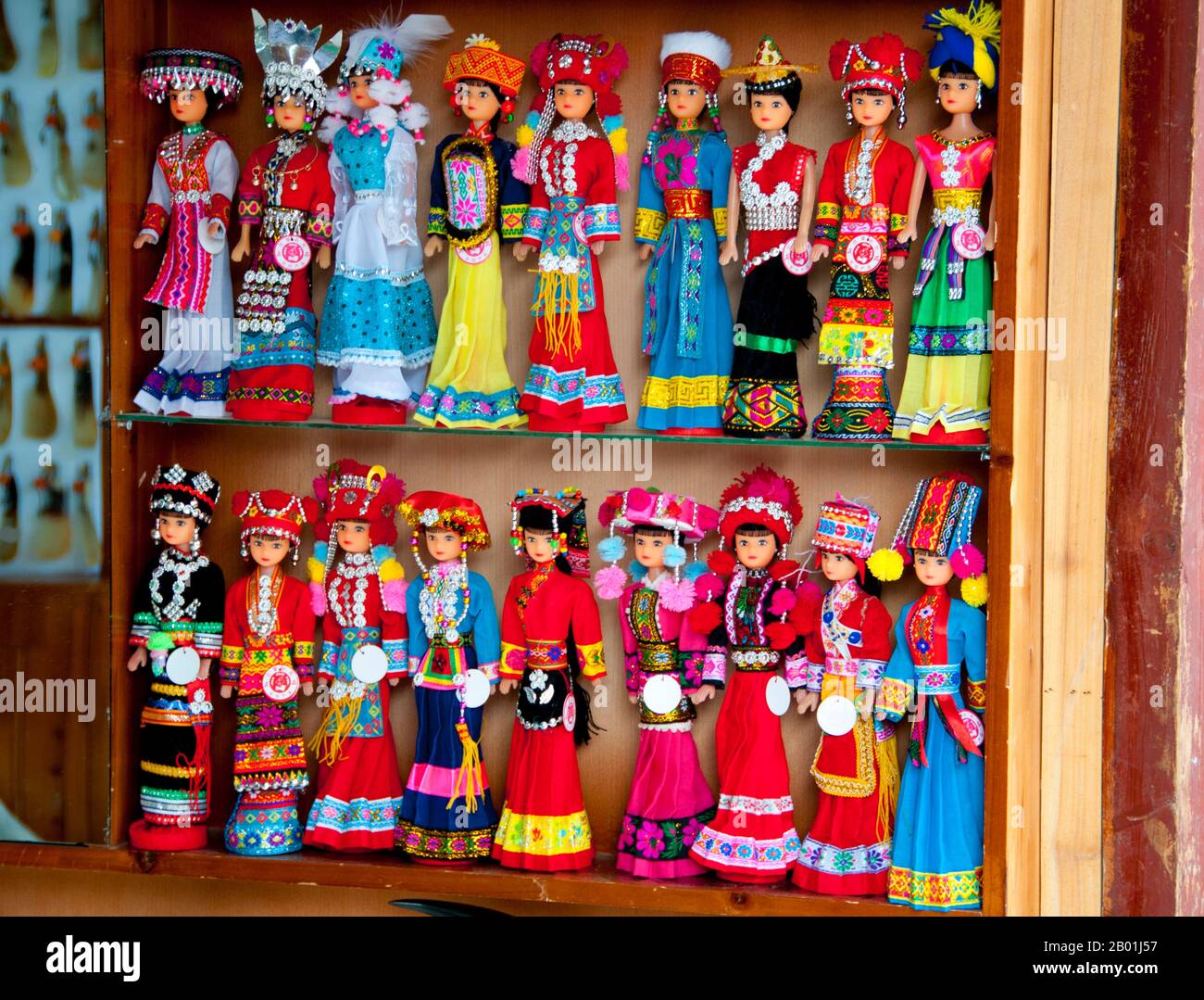 Cina: Bambole vestite in costumi di minoranza in vendita nel centro storico di Lijiang, provincia dello Yunnan. I Naxi o Nakhi sono un gruppo etnico che abita ai piedi dell'Himalaya nella parte nord-occidentale della provincia dello Yunnan, così come la parte sud-occidentale della provincia del Sichuan in Cina. Si pensa che i Naxi provengano dal Tibet e, fino a poco tempo fa, mantennero legami commerciali via terra con Lhasa e l'India. I Naxi formano uno dei 56 gruppi etnici ufficialmente riconosciuti dalla Repubblica Popolare Cinese. I Naxi sono tradizionalmente seguaci della religione Dongba. Foto Stock