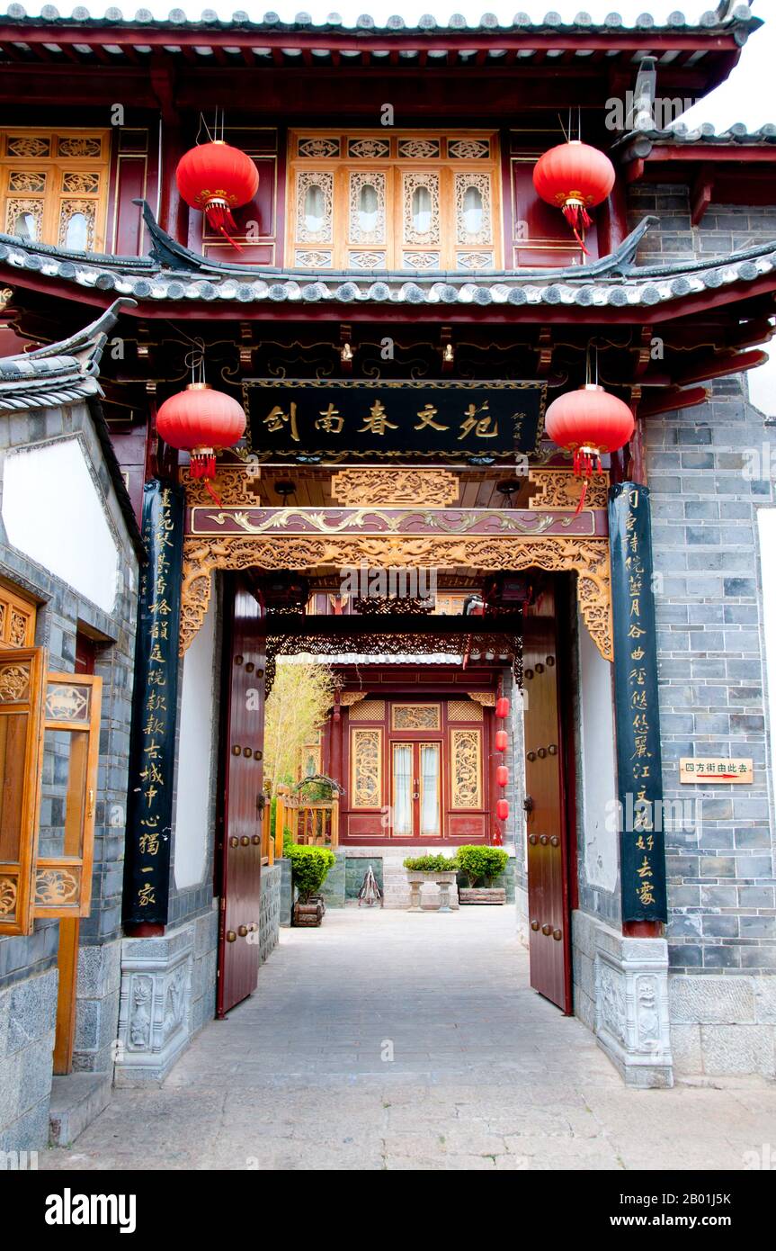 Cina: Ingresso alla casa di Naxi, città vecchia di Lijiang, provincia dello Yunnan. I Naxi o Nakhi sono un gruppo etnico che abita ai piedi dell'Himalaya nella parte nord-occidentale della provincia dello Yunnan, così come la parte sud-occidentale della provincia del Sichuan in Cina. Si pensa che i Naxi provengano dal Tibet e, fino a poco tempo fa, mantennero legami commerciali via terra con Lhasa e l'India. I Naxi formano uno dei 56 gruppi etnici ufficialmente riconosciuti dalla Repubblica Popolare Cinese. I Naxi sono tradizionalmente seguaci della religione Dongba. Foto Stock