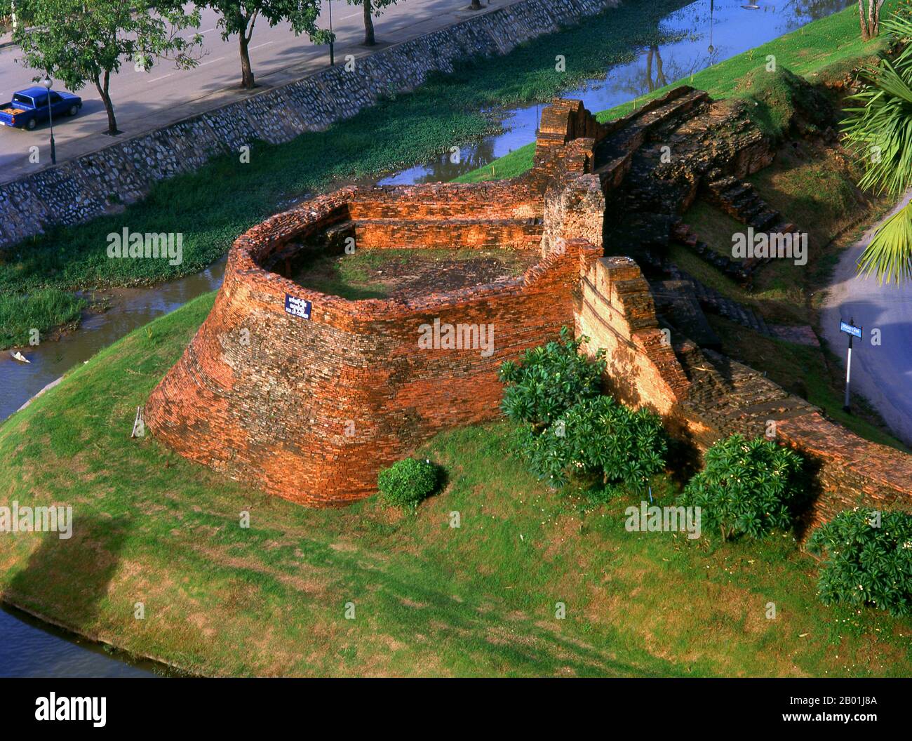 Thailandia: Bastione di Hua Rin, città vecchia di Chiang mai. Chiang mai, talvolta scritta come "Chiengmai" o "Chiangmai", è la città più grande e culturalmente più significativa del nord della Thailandia ed è la capitale della provincia di Chiang mai. Si trova a 700 km (435 mi) a nord di Bangkok, tra le montagne più alte del paese. La città si trova sul fiume Ping, un importante affluente del fiume Chao Phraya. Re Mengrai fondò la città di Chiang mai (che significa "nuova città") nel 1296, e succedette a Chiang Rai come capitale del regno Lanna. Il sovrano era conosciuto come Chao. La città era circondata da un fossato. Foto Stock