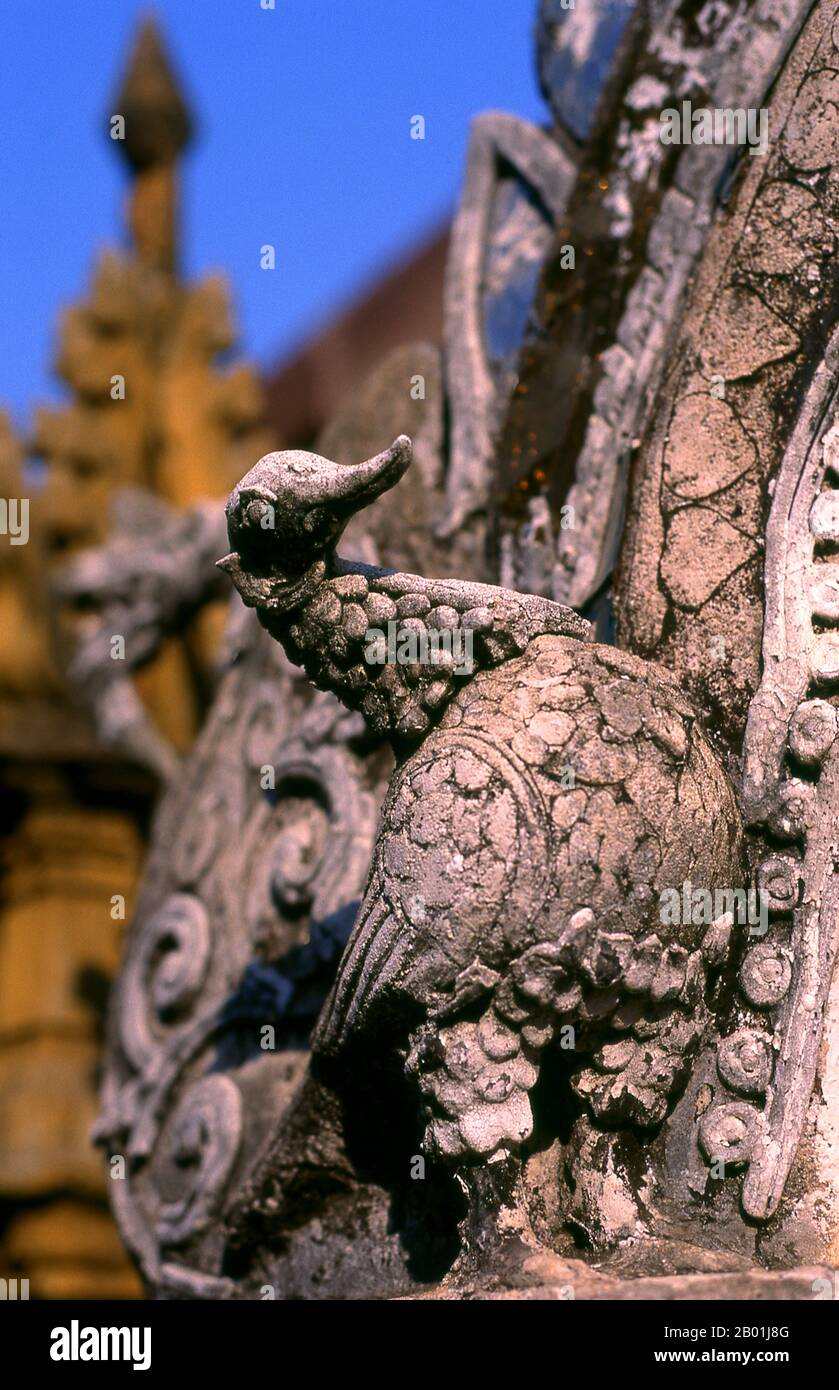 Thailandia: Un hongsa o cigno celeste, Wat Phra That Lampang Luang, Thailandia settentrionale. Wat Phra That Lampang Luang, il «Tempio della reliquia del grande Buddha di Lampang», risale al XV secolo ed è un tempio in legno in stile Lanna trovato nel distretto di Ko Kha della provincia di Lampang. Si erge in cima a un tumulo artificiale ed è circondato da un alto e massiccio muro di mattoni. Il tempio stesso raddoppia come un wiang (insediamento fortificato), ed è stato costruito come un tempio fortificato. Foto Stock