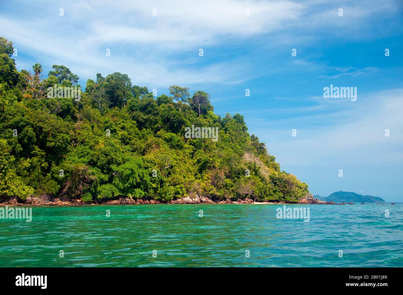 Thailandia: Ko Kradan, provincia di Trang. Ko Kradan si trova a 13 km (8 miglia) a sud del molo Pak Meng di Trang ed è solo una delle perle del Mare delle Andamane che si trovano al largo della costa sud-occidentale di Trang. La provincia di Trang dipendeva dall'estrazione dello stagno fino a quando le prime piantine di gomma furono portate in Thailandia intorno al 1901 - parte di un lungo viaggio dal Sud America attraverso i vicini stati malesi. La gomma, l'olio di palma e la pesca sono i pilastri dell'economia della provincia. Il turismo sta avendo un impatto crescente poiché la costa di Anadaman e le isole di Trang sono sempre più sviluppate e diffuse. Foto Stock