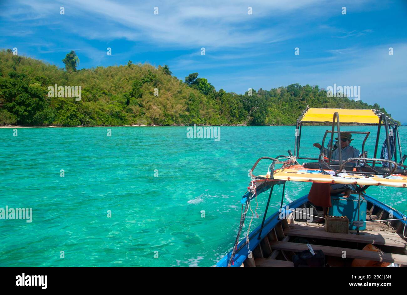 Thailandia: Barcaiolo e mare turchese, Ko Kradan, provincia di Trang. Ko Kradan si trova a 13 km (8 miglia) a sud del molo Pak Meng di Trang ed è solo una delle perle del Mare delle Andamane che si trovano al largo della costa sud-occidentale di Trang. La provincia di Trang dipendeva dall'estrazione dello stagno fino a quando le prime piantine di gomma furono portate in Thailandia intorno al 1901 - parte di un lungo viaggio dal Sud America attraverso i vicini stati malesi. La gomma, l'olio di palma e la pesca sono i pilastri dell'economia della provincia. Il turismo sta avendo un impatto crescente poiché la costa di Anadaman e le isole di Trang sono sempre più sviluppate e diffuse. Foto Stock
