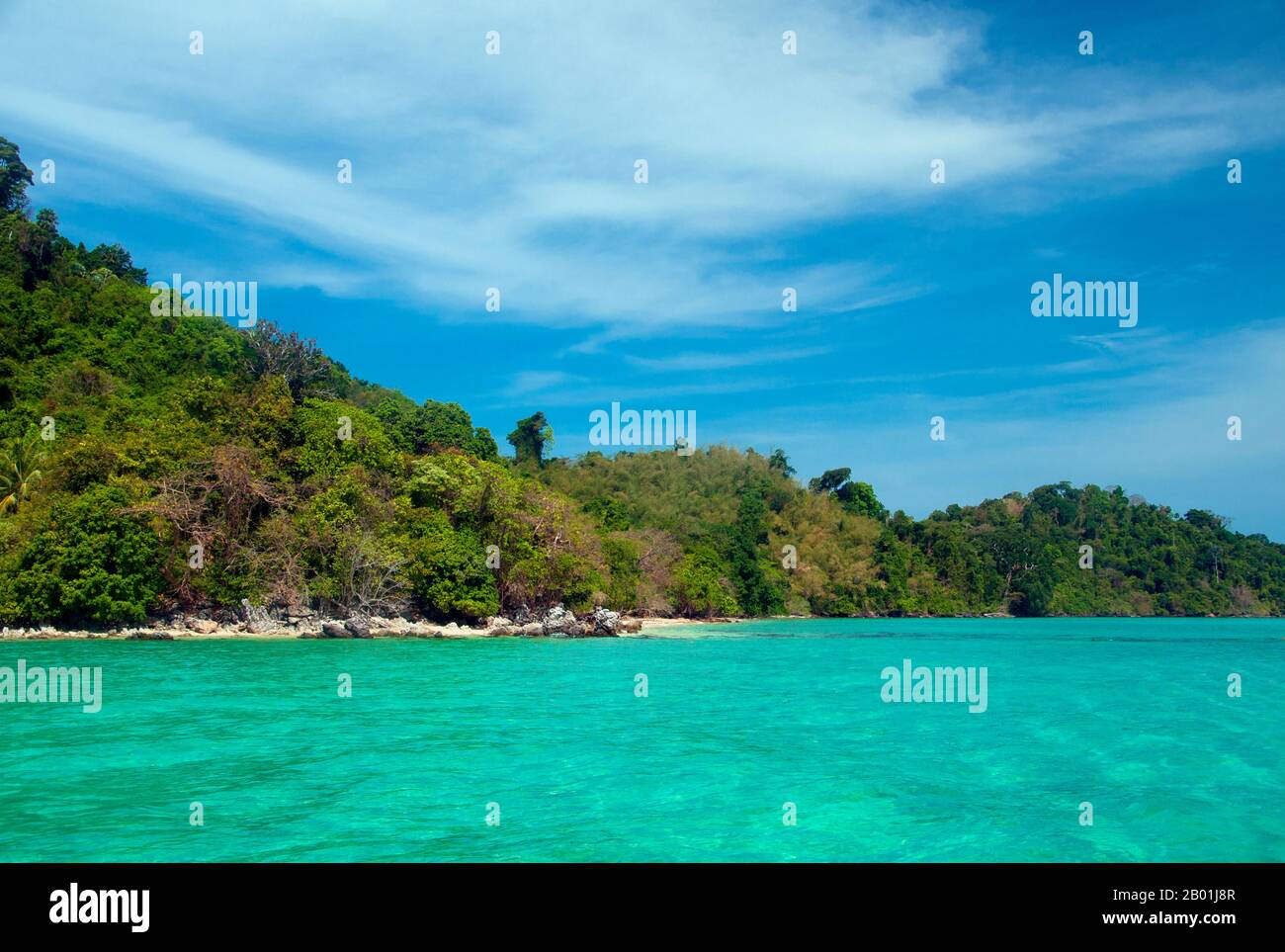 Thailandia: Ko Kradan, provincia di Trang. Ko Kradan si trova a 13 km (8 miglia) a sud del molo Pak Meng di Trang ed è solo una delle perle del Mare delle Andamane che si trovano al largo della costa sud-occidentale di Trang. La provincia di Trang dipendeva dall'estrazione dello stagno fino a quando le prime piantine di gomma furono portate in Thailandia intorno al 1901 - parte di un lungo viaggio dal Sud America attraverso i vicini stati malesi. La gomma, l'olio di palma e la pesca sono i pilastri dell'economia della provincia. Il turismo sta avendo un impatto crescente poiché la costa di Anadaman e le isole di Trang sono sempre più sviluppate e diffuse. Foto Stock
