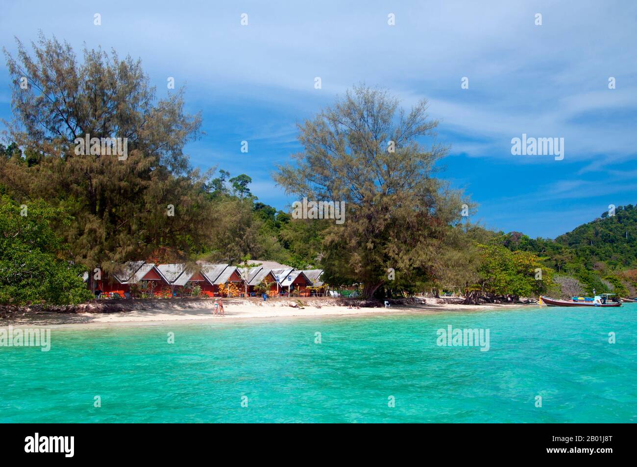 Thailandia: Sistemazione in una capanna sulla spiaggia a Ko Kradan, provincia di Trang. Ko Kradan si trova a 13 km (8 miglia) a sud del molo Pak Meng di Trang ed è solo una delle perle del Mare delle Andamane che si trovano al largo della costa sud-occidentale di Trang. La provincia di Trang dipendeva dall'estrazione dello stagno fino a quando le prime piantine di gomma furono portate in Thailandia intorno al 1901 - parte di un lungo viaggio dal Sud America attraverso i vicini stati malesi. La gomma, l'olio di palma e la pesca sono i pilastri dell'economia della provincia. Il turismo sta avendo un impatto crescente poiché la costa di Anadaman e le isole di Trang sono sempre più sviluppate e diffuse. Foto Stock