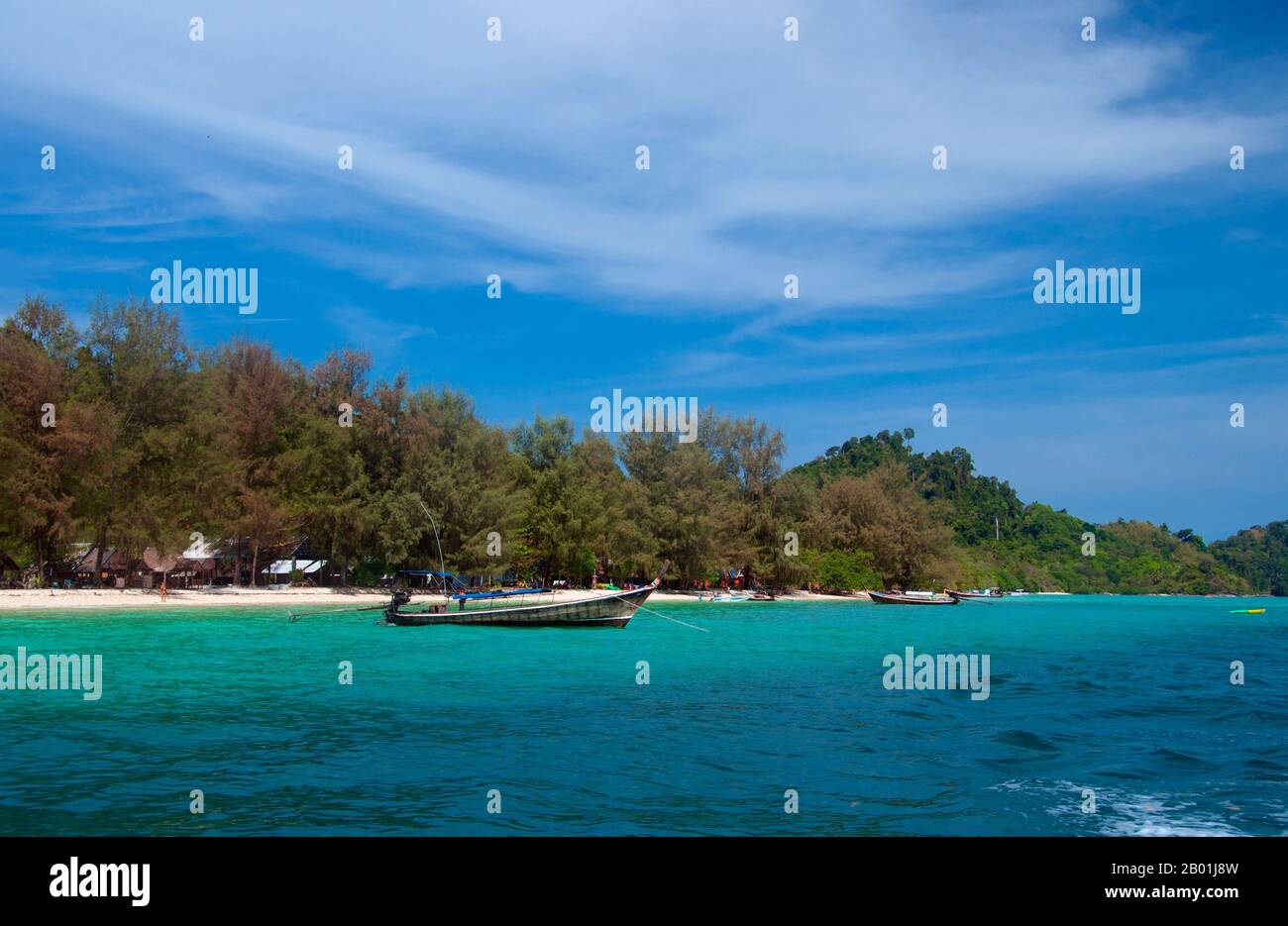 Thailandia: Ko Kradan, provincia di Trang. Ko Kradan si trova a 13 km (8 miglia) a sud del molo Pak Meng di Trang ed è solo una delle perle del Mare delle Andamane che si trovano al largo della costa sud-occidentale di Trang. La provincia di Trang dipendeva dall'estrazione dello stagno fino a quando le prime piantine di gomma furono portate in Thailandia intorno al 1901 - parte di un lungo viaggio dal Sud America attraverso i vicini stati malesi. La gomma, l'olio di palma e la pesca sono i pilastri dell'economia della provincia. Il turismo sta avendo un impatto crescente poiché la costa di Anadaman e le isole di Trang sono sempre più sviluppate e diffuse. Foto Stock