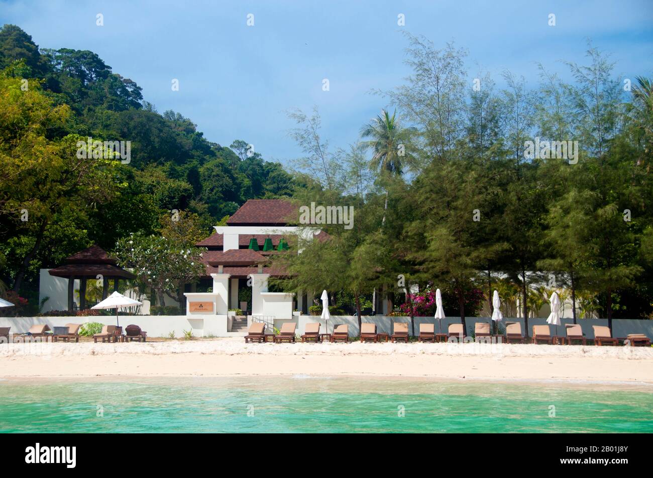 Thailandia: Anantara si Kao Beach Club, Ko Kradan, provincia di Trang. Ko Kradan si trova a 13 km (8 miglia) a sud del molo Pak Meng di Trang ed è solo una delle perle del Mare delle Andamane che si trovano al largo della costa sud-occidentale di Trang. La provincia di Trang dipendeva dall'estrazione dello stagno fino a quando le prime piantine di gomma furono portate in Thailandia intorno al 1901 - parte di un lungo viaggio dal Sud America attraverso i vicini stati malesi. La gomma, l'olio di palma e la pesca sono i pilastri dell'economia della provincia. Il turismo sta avendo un impatto crescente poiché la costa di Anadaman e le isole di Trang sono sempre più sviluppate e popolate. Foto Stock