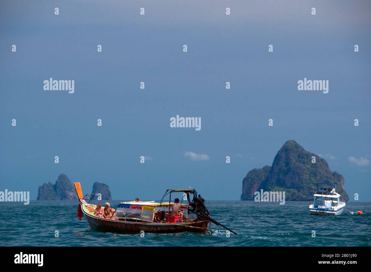 Thailandia: Piccole isole vicino a Ko Kradan, provincia di Trang. Ko Kradan si trova a 13 km (8 miglia) a sud del molo Pak Meng di Trang ed è solo una delle perle del Mare delle Andamane che si trovano al largo della costa sud-occidentale di Trang. La provincia di Trang dipendeva dall'estrazione dello stagno fino a quando le prime piantine di gomma furono portate in Thailandia intorno al 1901 - parte di un lungo viaggio dal Sud America attraverso i vicini stati malesi. La gomma, l'olio di palma e la pesca sono i pilastri dell'economia della provincia. Il turismo sta avendo un impatto crescente poiché la costa di Anadaman e le isole di Trang sono sempre più sviluppate e diffuse. Foto Stock
