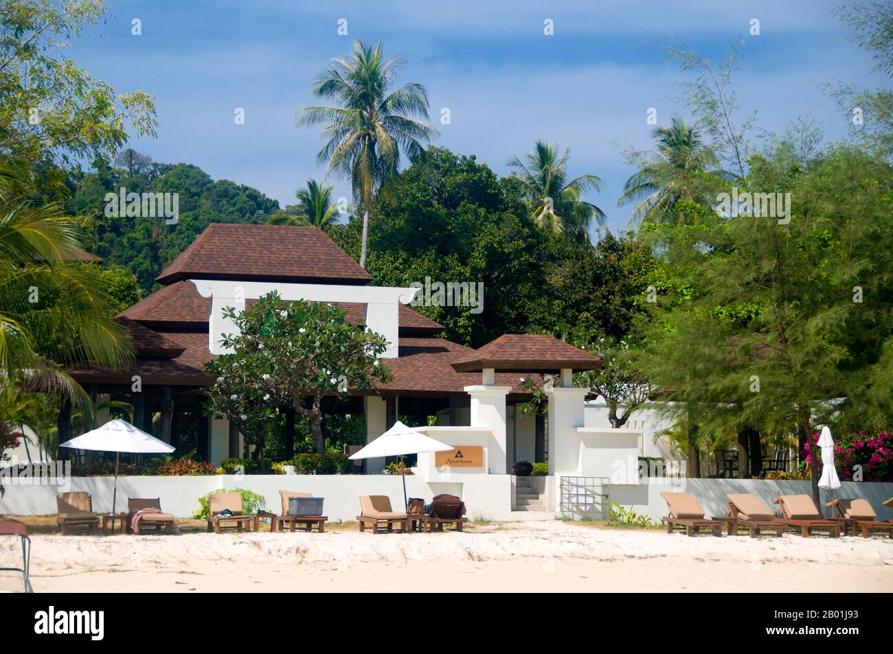 Thailandia: Anantara si Kao Beach Club, Ko Kradan, provincia di Trang. Ko Kradan si trova a 13 km (8 miglia) a sud del molo Pak Meng di Trang ed è solo una delle perle del Mare delle Andamane che si trovano al largo della costa sud-occidentale di Trang. La provincia di Trang dipendeva dall'estrazione dello stagno fino a quando le prime piantine di gomma furono portate in Thailandia intorno al 1901 - parte di un lungo viaggio dal Sud America attraverso i vicini stati malesi. La gomma, l'olio di palma e la pesca sono i pilastri dell'economia della provincia. Il turismo sta avendo un impatto crescente poiché la costa di Anadaman e le isole di Trang sono sempre più sviluppate e popolate. Foto Stock