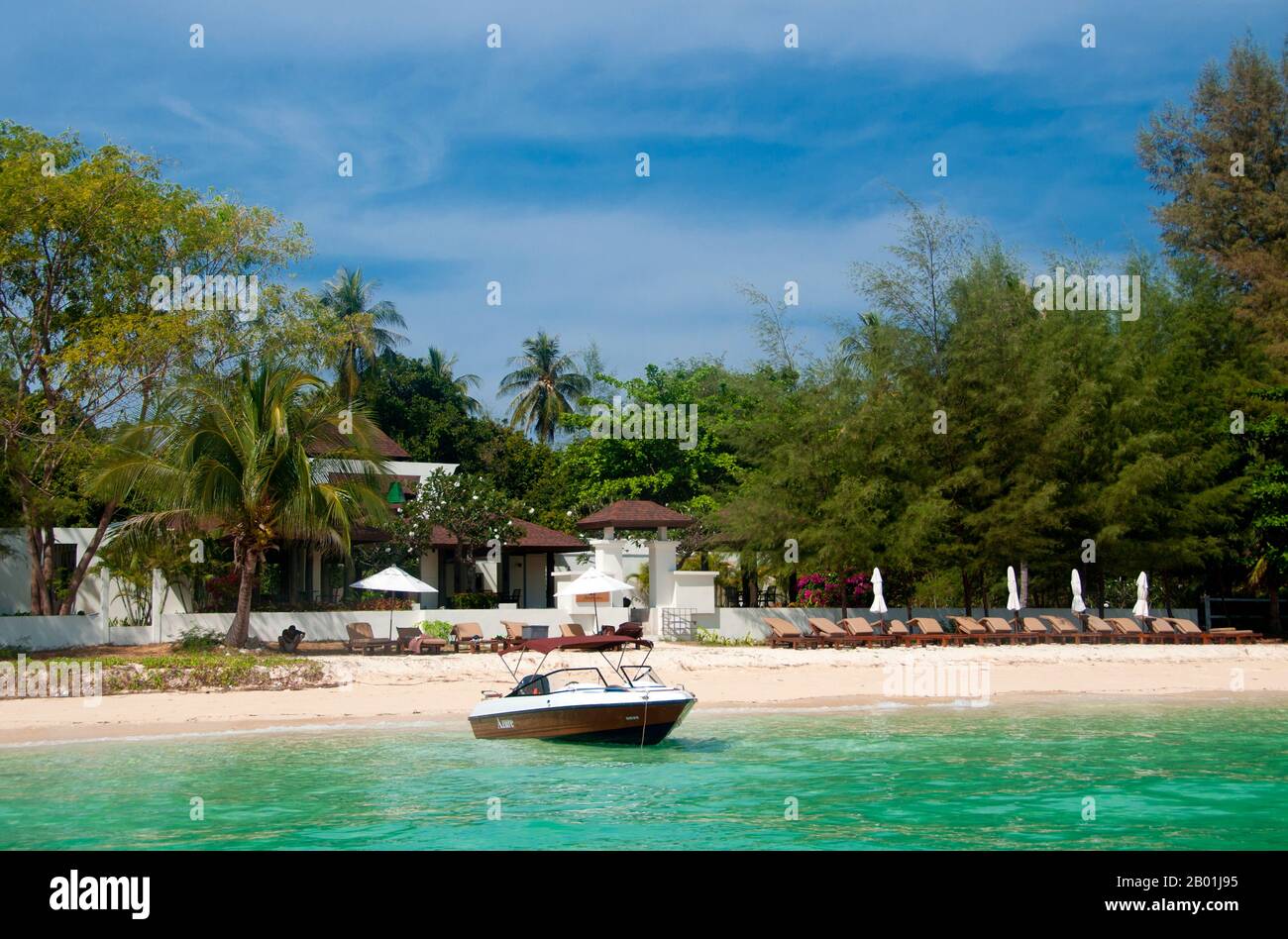 Thailandia: Anantara si Kao Beach Club, Ko Kradan, provincia di Trang. Ko Kradan si trova a 13 km (8 miglia) a sud del molo Pak Meng di Trang ed è solo una delle perle del Mare delle Andamane che si trovano al largo della costa sud-occidentale di Trang. La provincia di Trang dipendeva dall'estrazione dello stagno fino a quando le prime piantine di gomma furono portate in Thailandia intorno al 1901 - parte di un lungo viaggio dal Sud America attraverso i vicini stati malesi. La gomma, l'olio di palma e la pesca sono i pilastri dell'economia della provincia. Il turismo sta avendo un impatto crescente poiché la costa di Anadaman e le isole di Trang sono sempre più sviluppate e popolate. Foto Stock