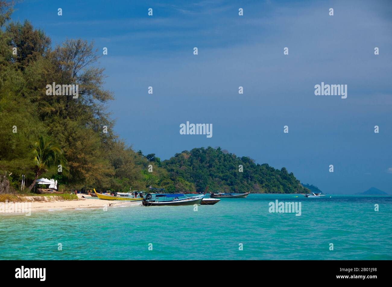 Thailandia: Tour in barca a Ko Kradan, provincia di Trang. Ko Kradan si trova a 13 km (8 miglia) a sud del molo Pak Meng di Trang ed è solo una delle perle del Mare delle Andamane che si trovano al largo della costa sud-occidentale di Trang. La provincia di Trang dipendeva dall'estrazione dello stagno fino a quando le prime piantine di gomma furono portate in Thailandia intorno al 1901 - parte di un lungo viaggio dal Sud America attraverso i vicini stati malesi. La gomma, l'olio di palma e la pesca sono i pilastri dell'economia della provincia. Il turismo sta avendo un impatto crescente poiché la costa di Anadaman e le isole di Trang sono sempre più sviluppate e diffuse. Foto Stock