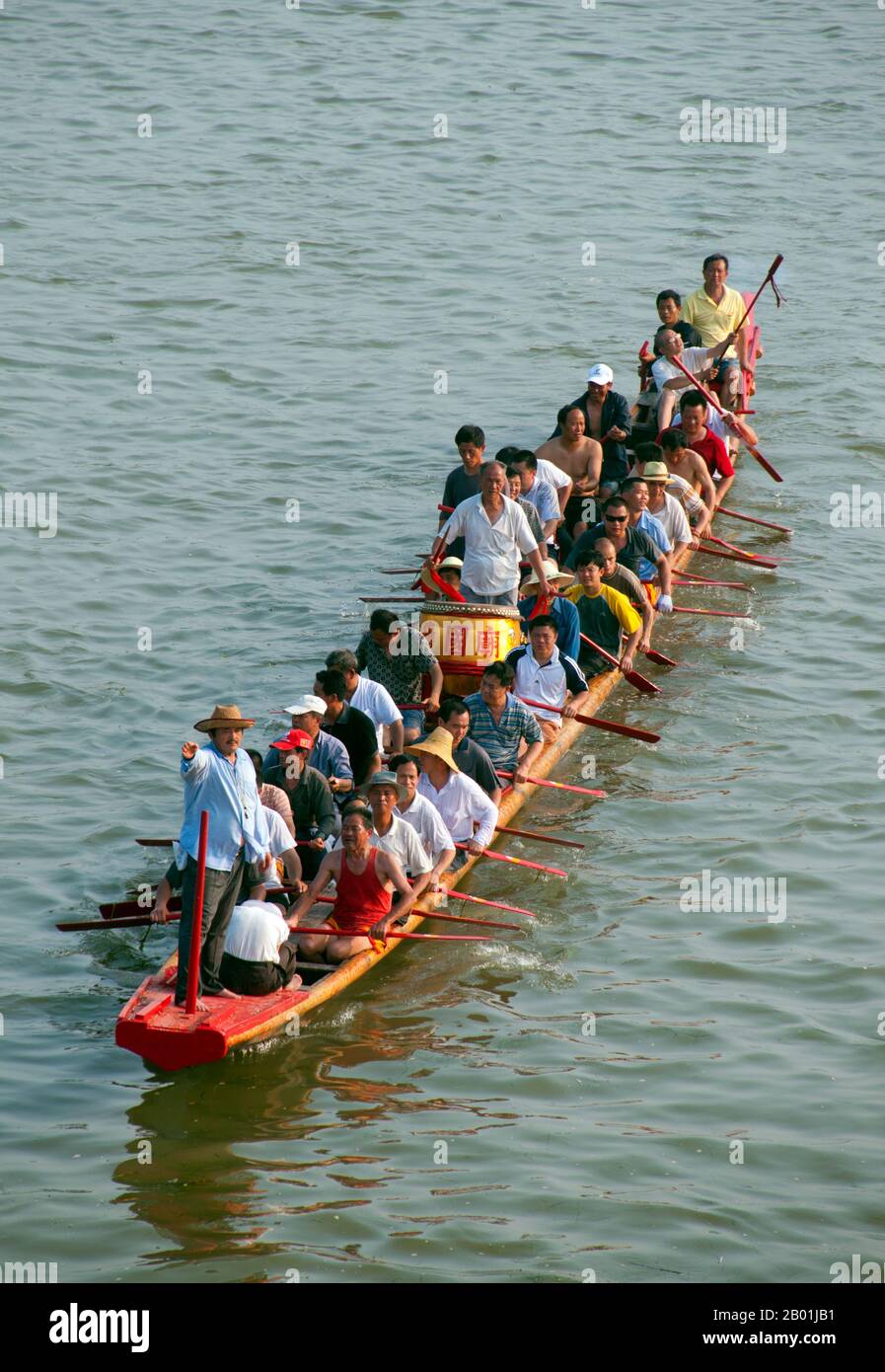 Cina: Dragon boat e il suo equipaggio sul fiume li, Guilin, provincia del Guangxi. Il Guilin's Dragon Boat Festival si svolge il quinto giorno del quinto mese (maggio) del calendario lunare cinese ogni 3 anni. Il festival si tenne originariamente in memoria del grande poeta cinese, Quyuan. Il nome Guilin significa «Cassia Woods» e prende il nome dalle fioriture di osmanto (cassia) che fioriscono durante tutto il periodo autunnale. Guilin è la scena dei paesaggi più famosi della Cina, ispirando migliaia di dipinti nel corso di molti secoli. Foto Stock