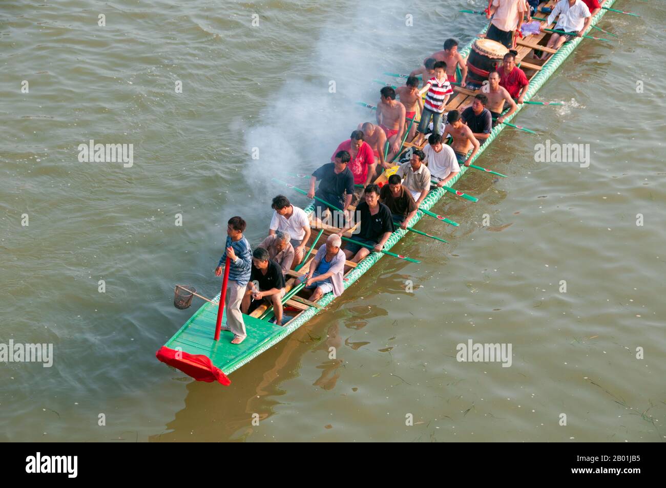 Cina: Dragon boat e il suo equipaggio sul fiume li, Guilin, provincia del Guangxi. Il Guilin's Dragon Boat Festival si svolge il quinto giorno del quinto mese (maggio) del calendario lunare cinese ogni 3 anni. Il festival si tenne originariamente in memoria del grande poeta cinese, Quyuan. Il nome Guilin significa «Cassia Woods» e prende il nome dalle fioriture di osmanto (cassia) che fioriscono durante tutto il periodo autunnale. Guilin è la scena dei paesaggi più famosi della Cina, ispirando migliaia di dipinti nel corso di molti secoli. Foto Stock