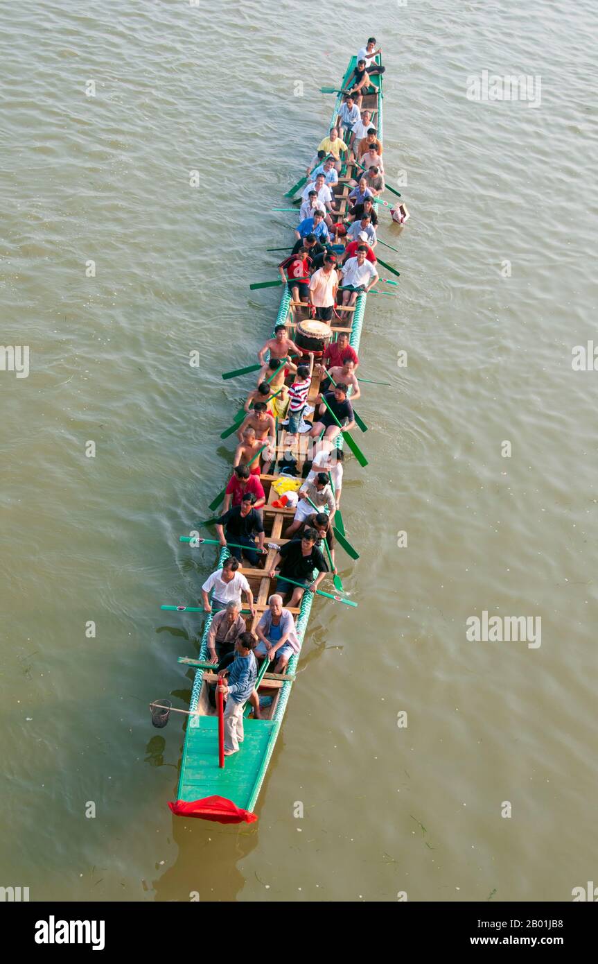 Cina: Dragon boat e il suo equipaggio sul fiume li, Guilin, provincia del Guangxi. Il Guilin's Dragon Boat Festival si svolge il quinto giorno del quinto mese (maggio) del calendario lunare cinese ogni 3 anni. Il festival si tenne originariamente in memoria del grande poeta cinese, Quyuan. Il nome Guilin significa «Cassia Woods» e prende il nome dalle fioriture di osmanto (cassia) che fioriscono durante tutto il periodo autunnale. Guilin è la scena dei paesaggi più famosi della Cina, ispirando migliaia di dipinti nel corso di molti secoli. Foto Stock