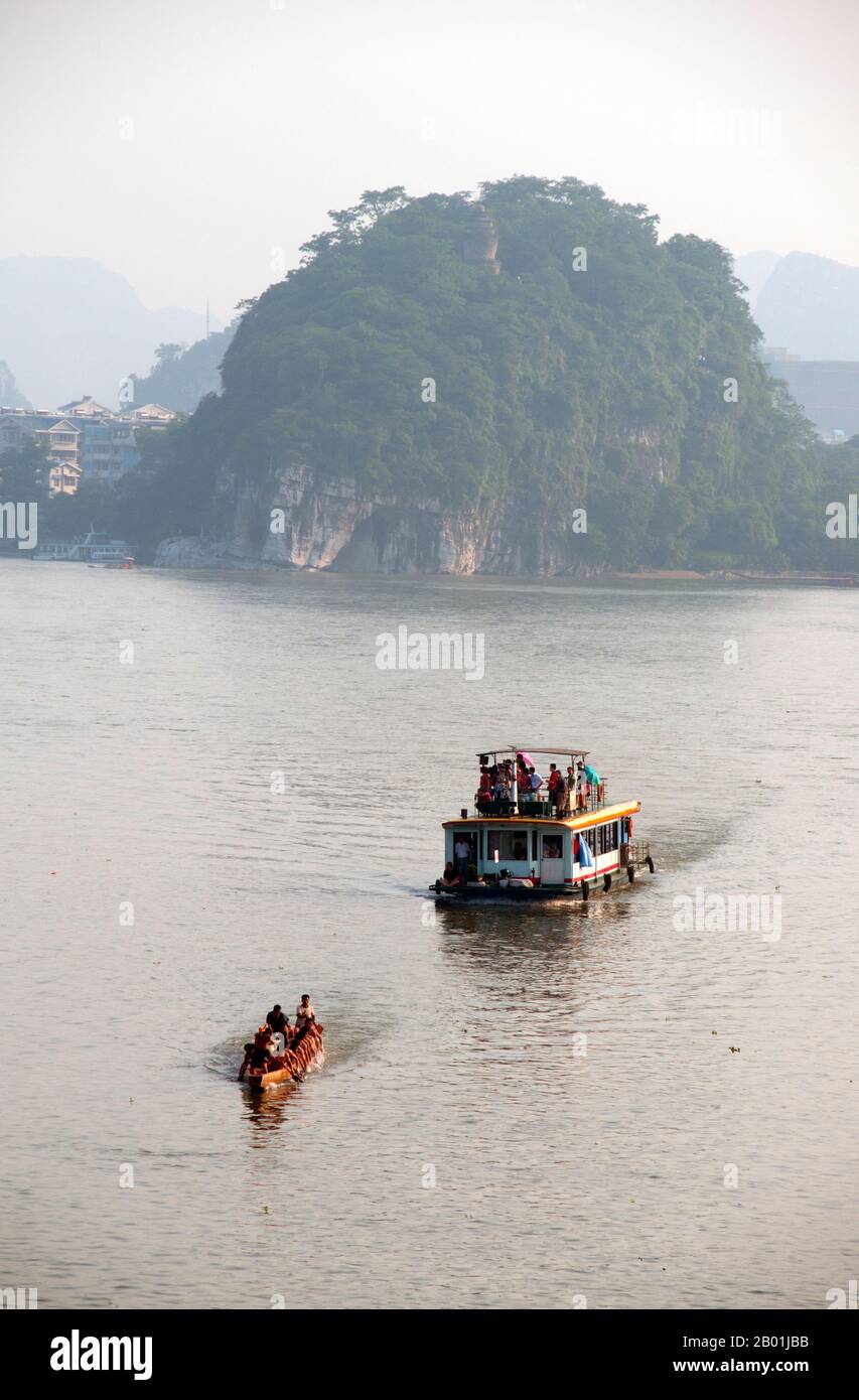 Cina: Barche sul fiume li, Guilin, provincia del Guangxi. Il Guilin's Dragon Boat Festival si svolge il quinto giorno del quinto mese (maggio) del calendario lunare cinese ogni 3 anni. Il festival si tenne originariamente in memoria del grande poeta cinese, Quyuan. Il nome Guilin significa «Cassia Woods» e prende il nome dalle fioriture di osmanto (cassia) che fioriscono durante tutto il periodo autunnale. Guilin è la scena dei paesaggi più famosi della Cina, ispirando migliaia di dipinti nel corso di molti secoli. Foto Stock