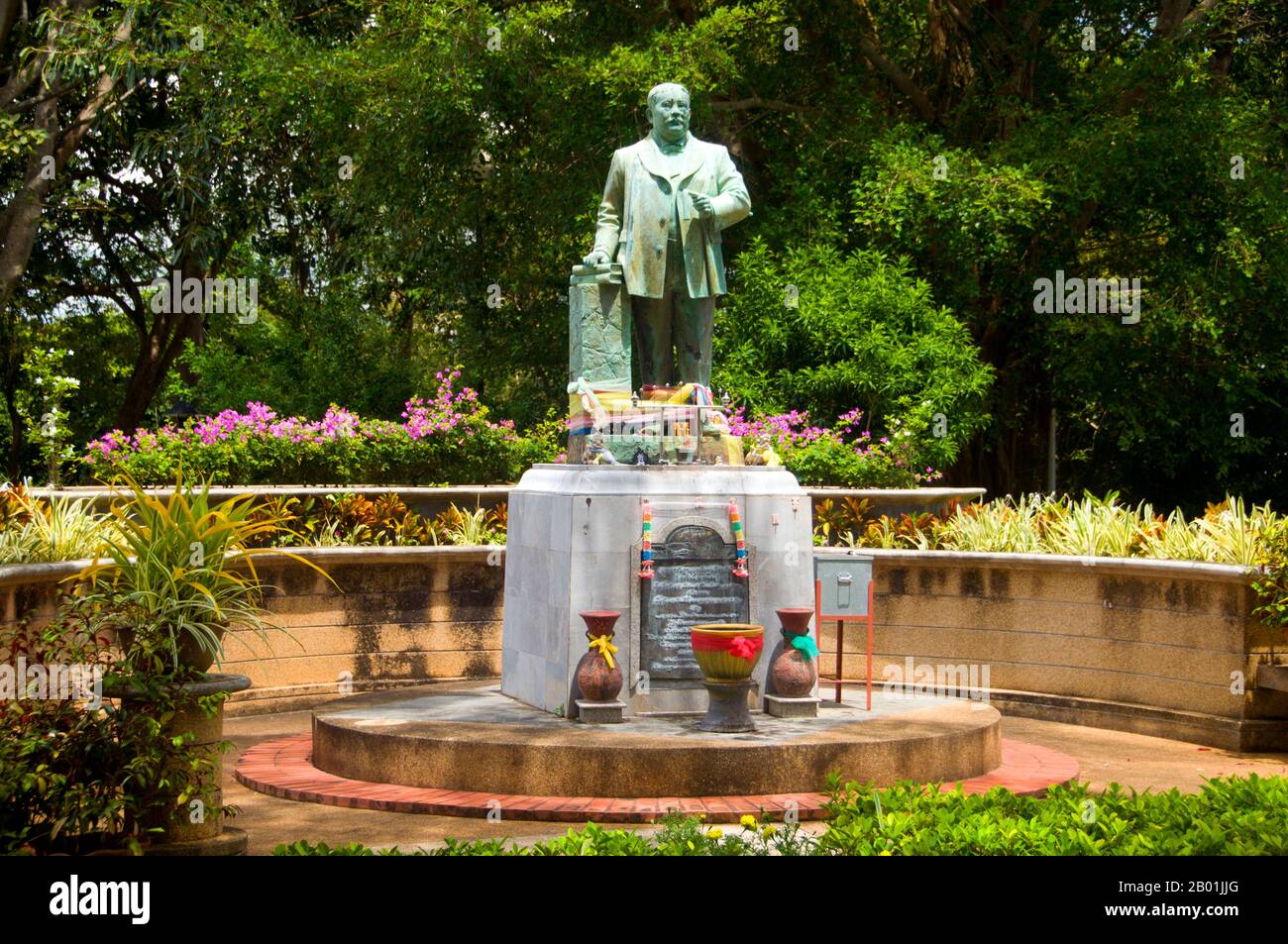 Thailandia: Khaw SIM Bee (8 aprile 1857 - 10 apertura 1916), governatore di Phuket all'inizio del XX secolo, Khao Rang (Rang Hill), città di Phuket. Khaw SIM Bee, noto anche come Phraya Ratsadanupradit Mahison Phakdi, fu governatore di Phuket dal 1902 fino alla sua morte nel 1916. Si ritiene che sia stato il primo uomo a introdurre l'albero della gomma in Thailandia. Phuket, precedentemente nota come Talang e, nelle fonti occidentali, Junk Ceylon (una corruzione del Tanjung Salang malese, cioè "Capo Salang"), è una delle province meridionali della Thailandia. Le province confinanti sono (da nord in senso orario) Phang Nga e Krabi. Foto Stock