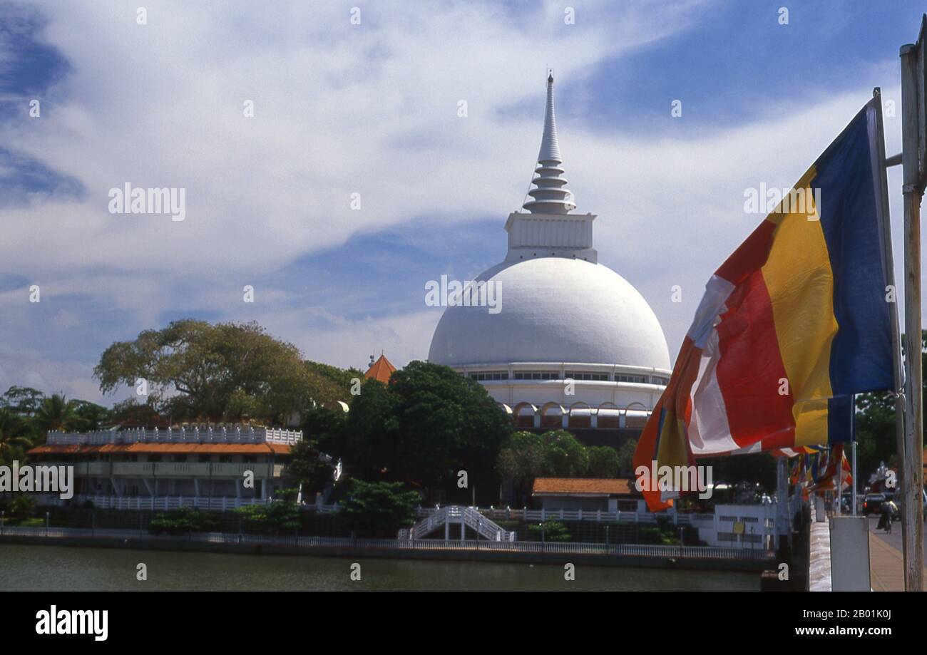 Sri Lanka: L'enorme dagoba del Gangatilaka Vihara (tempio), Kalutara. Il Gangatilaka Vihara, costruito nel 1960, è un enorme dagoba cavo vicino al fiume Kalu Ganga. Foto Stock