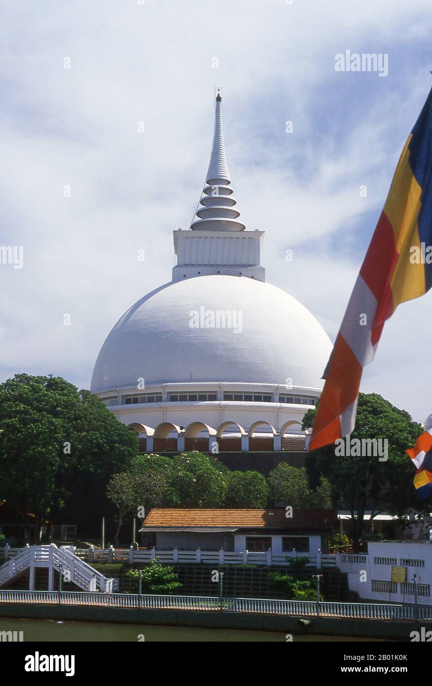 Sri Lanka: L'enorme dagoba del Gangatilaka Vihara (tempio), Kalutara. Il Gangatilaka Vihara, costruito nel 1960, è un enorme dagoba cavo vicino al fiume Kalu Ganga. Foto Stock