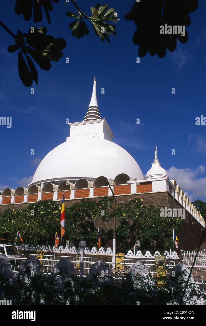 Sri Lanka: L'enorme dagoba del Gangatilaka Vihara (tempio), Kalutara. Il Gangatilaka Vihara, costruito nel 1960, è un enorme dagoba cavo vicino al fiume Kalu Ganga. Foto Stock