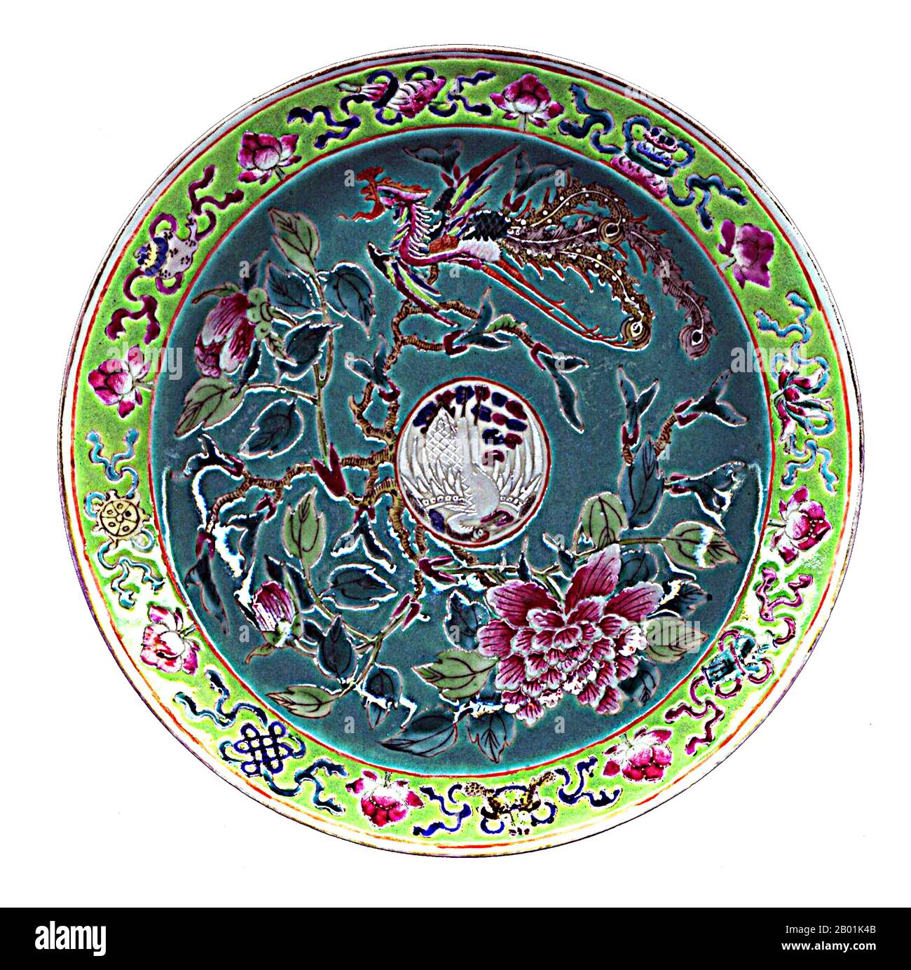 Malesia/Singapore: Piatto di porcellana Peranakan o 'Straits Chinese', inizio del XX secolo. Peranakan Chinese e Baba-Nyonya sono termini usati per indicare i discendenti degli immigrati cinesi della fine del XV e XVI secolo nell'arcipelago malese-indonesiano di Nusantara durante l'era coloniale. I membri di questa comunità in Malesia si identificano come "Nyonya-Baba" o "Baba-Nyonya". Nyonya è il termine per le femmine e Baba per i maschi. Si applica in particolare alle popolazioni etniche cinesi degli insediamenti dello stretto britannico della Malesia e dell'isola di Giava controllata dagli olandesi e di altre località. Foto Stock