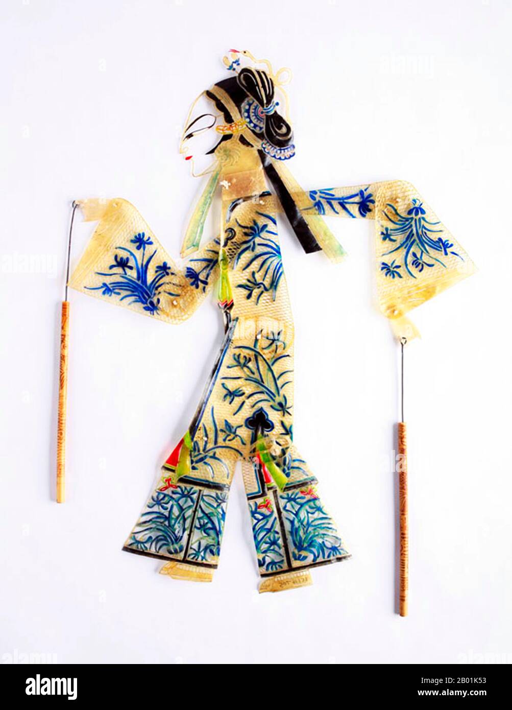 Cina: Fantoccio ombra femminile, probabilmente di Luoshan, provincia di Henan, XX secolo. Il gioco ombra (cinese: 皮影戏, Pí yĭng xì) o burattini ombra è un'antica forma di narrazione e intrattenimento che utilizza figure opache, spesso articolate di fronte a uno sfondo illuminato per creare l'illusione di immagini in movimento. È popolare in varie culture. Attualmente, più di 20 paesi sono noti per avere troupe di spettacolo ombra. I burattini ombra ebbero origine durante la dinastia Han quando una delle concubine dell'imperatore Wu di Han morì per una malattia. Foto Stock