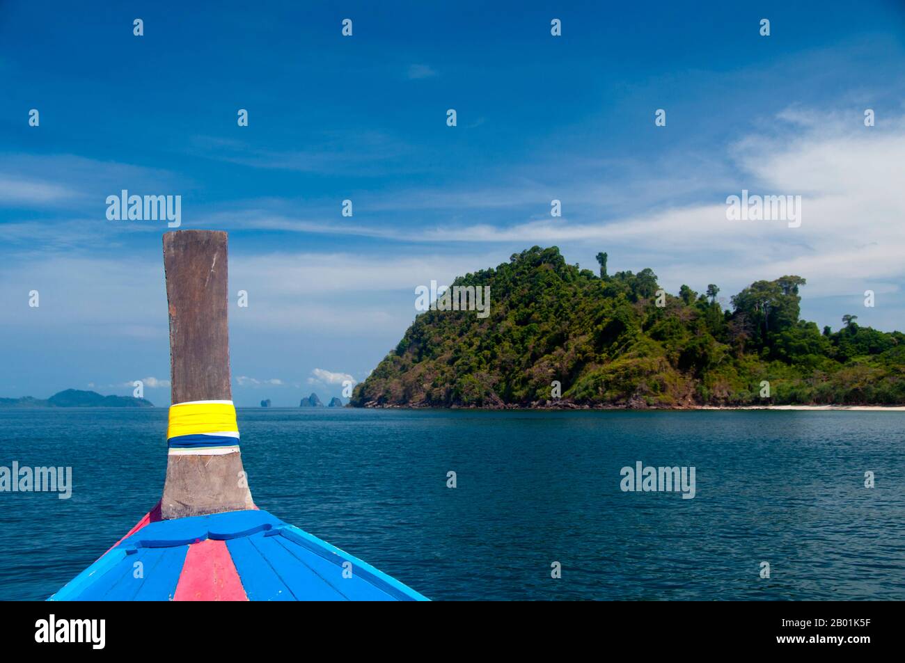 Thailandia: Peschereccio a coda lunga, Ko Kradan, provincia di Trang. Ko Kradan si trova a 13 km (8 miglia) a sud del molo Pak Meng di Trang ed è solo una delle perle del Mare delle Andamane che si trovano al largo della costa sud-occidentale di Trang. La provincia di Trang dipendeva dall'estrazione dello stagno fino a quando le prime piantine di gomma furono portate in Thailandia intorno al 1901 - parte di un lungo viaggio dal Sud America attraverso i vicini stati malesi. La gomma, l'olio di palma e la pesca sono i pilastri dell'economia della provincia. Il turismo sta avendo un impatto crescente poiché la costa delle Andamane e le isole di Trang sono sempre più sviluppate e diffuse. Foto Stock
