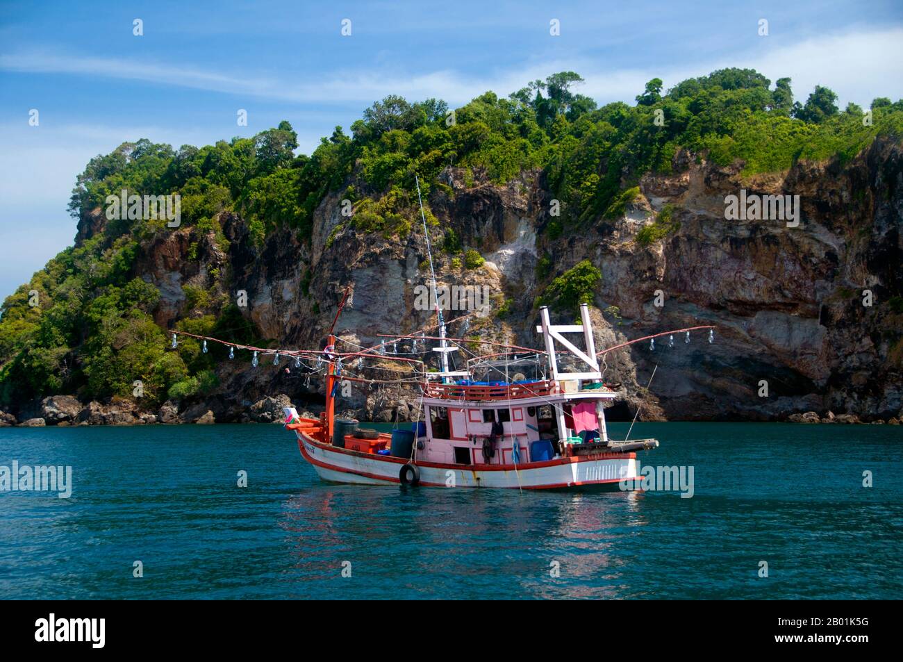 Thailandia: Peschereccio vicino a Ko Kradan, provincia di Trang. Ko Kradan si trova a 13 km (8 miglia) a sud del molo Pak Meng di Trang ed è solo una delle perle del Mare delle Andamane che si trovano al largo della costa sud-occidentale di Trang. La provincia di Trang dipendeva dall'estrazione dello stagno fino a quando le prime piantine di gomma furono portate in Thailandia intorno al 1901 - parte di un lungo viaggio dal Sud America attraverso i vicini stati malesi. La gomma, l'olio di palma e la pesca sono i pilastri dell'economia della provincia. Il turismo sta avendo un impatto crescente poiché la costa delle Andamane e le isole di Trang sono sempre più sviluppate e diffuse. Foto Stock