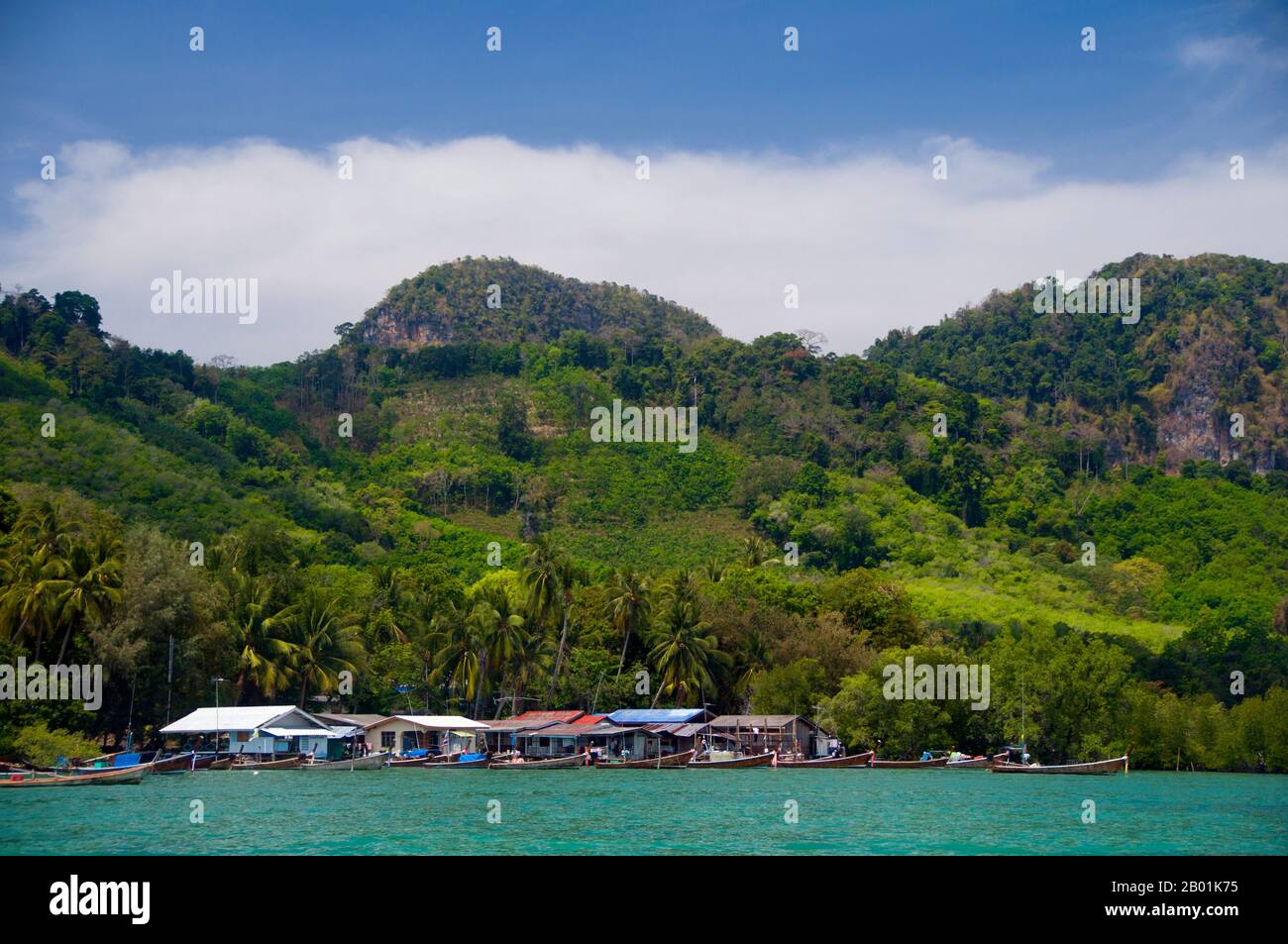 Thailandia: Hua Laem, Ko Muk, provincia di Trang. Ko Muk o ‘Pearl Island’ si trova a 13 km (8 miglia) a sud del molo Pak Meng di Trang. Fino a poco tempo fa, una destinazione remota per gli zaini in spalla con una piccola popolazione residente di Chao Lae «Sea Gypsies», Ko Muk si sta rapidamente trasformando in una destinazione più sofisticata. Tham Morakot o "Grotta di Smeraldo" è una delle principali attrazioni locali. I visitatori devono nuotare per circa 75 metri (240 piedi) attraverso una caverna piena d'acqua durante l'alta marea, parte della nuotata è nell'oscurità virtuale, per raggiungere una laguna di hong o piena di mare che è altrimenti isolata dal mondo esterno. Foto Stock