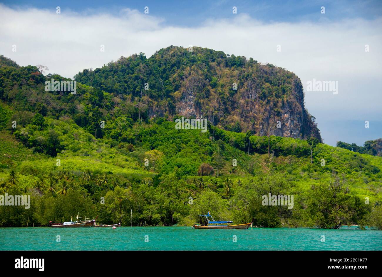 Thailandia: Hua Laem, Ko Muk, provincia di Trang. Ko Muk o ‘Pearl Island’ si trova a 13 km (8 miglia) a sud del molo Pak Meng di Trang. Fino a poco tempo fa, una destinazione remota per gli zaini in spalla con una piccola popolazione residente di Chao Lae «Sea Gypsies», Ko Muk si sta rapidamente trasformando in una destinazione più sofisticata. Tham Morakot o "Grotta di Smeraldo" è una delle principali attrazioni locali. I visitatori devono nuotare per circa 75 metri (240 piedi) attraverso una caverna piena d'acqua durante l'alta marea, parte della nuotata è nell'oscurità virtuale, per raggiungere una laguna di hong o piena di mare che è altrimenti isolata dal mondo esterno. Foto Stock