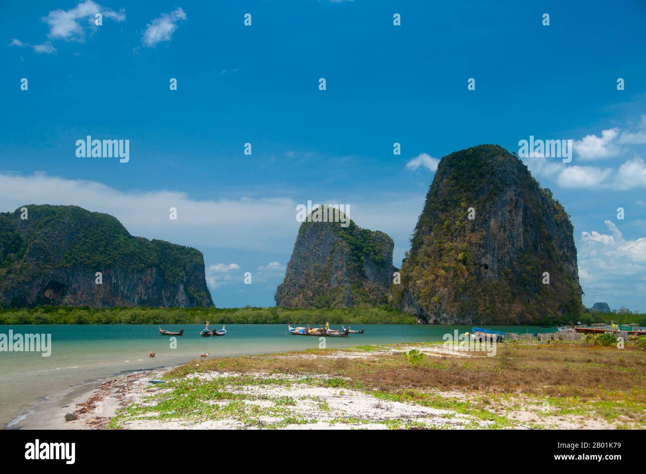 Thailandia: Hat Pak Meng, provincia di Trang. La provincia di Trang dipendeva dall'estrazione dello stagno fino a quando le prime piantine di gomma furono portate in Thailandia intorno al 1901 - parte di un lungo viaggio dal Sud America attraverso i vicini stati malesi. La gomma, l'olio di palma e la pesca sono i pilastri dell'economia della provincia. Il turismo sta avendo un impatto crescente poiché la costa delle Andamane e le isole di Trang sono sempre più sviluppate e diffuse. Foto Stock