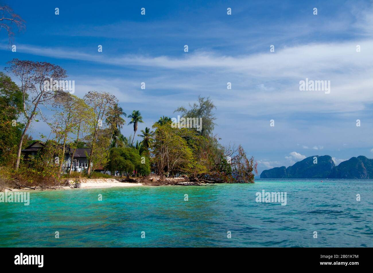 Thailandia: Ko Kradan, provincia di Trang. Ko Kradan si trova a 13 km (8 miglia) a sud del molo Pak Meng di Trang ed è solo una delle perle del Mare delle Andamane che si trovano al largo della costa sud-occidentale di Trang. La provincia di Trang dipendeva dall'estrazione dello stagno fino a quando le prime piantine di gomma furono portate in Thailandia intorno al 1901 - parte di un lungo viaggio dal Sud America attraverso i vicini stati malesi. La gomma, l'olio di palma e la pesca sono i pilastri dell'economia della provincia. Il turismo sta avendo un impatto crescente poiché la costa delle Andamane e le isole di Trang sono sempre più sviluppate e diffuse. Foto Stock