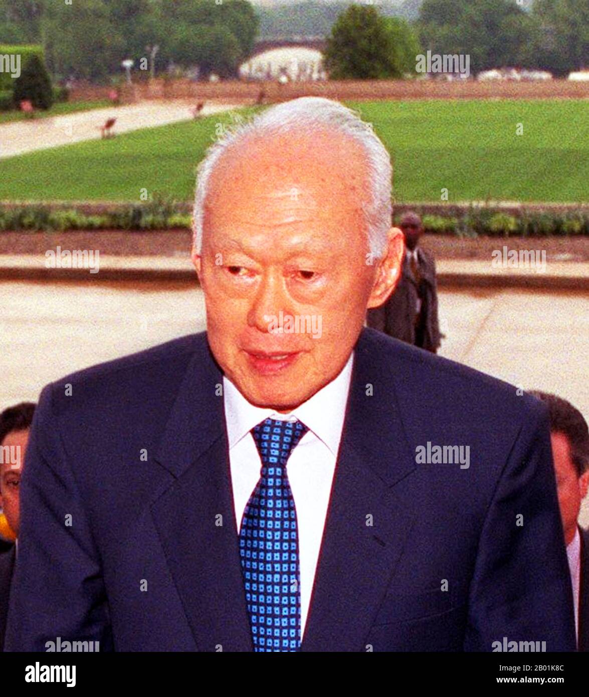 Singapore: Lee Kuan Yew (16 settembre 1923 - 23 marzo 2015), primo primo ministro della Repubblica di Singapore (r. 1959-1990), scortato nel Pentagono, USA, durante il suo mandato di alto ministro (r. 1990-2004), il 2 maggio 2002. Lee Kuan Yew, GCMG, CH (anche Lee Kwan-Yew), è uno statista singaporiano. È stato il primo primo ministro della Repubblica di Singapore ed è stato uno dei primi ministri più longevi al mondo. Supervisionò la separazione di Singapore dalla Malesia nel 1965 e la sua successiva trasformazione da avamposto coloniale sottosviluppato a una grande potenza economica asiatica. Foto Stock