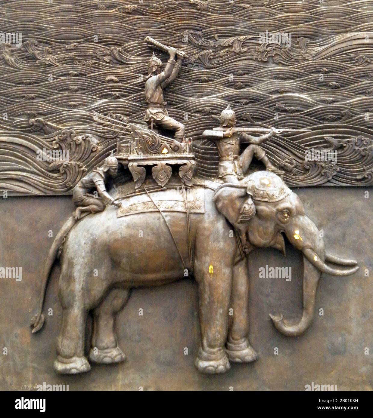 Thailandia: Re Naresuan del Siam (1555/1556 - 25 aprile 1605), vincitore della battaglia di Nong sarai, su un elefante da guerra. Somdet Phra Naresuan Maharat, o Somdet Phra Sanphet II, fu re del regno di Ayutthaya dal 1590 fino alla sua morte nel 1605. Naresuan fu uno dei monarchi più venerati del Siam, in quanto era noto per le sue campagne per liberare il Siam dal dominio birmano. Durante il suo regno numerose guerre furono combattute contro la Birmania, e il Siam raggiunse la sua massima estensione territoriale e influenza. Foto Stock