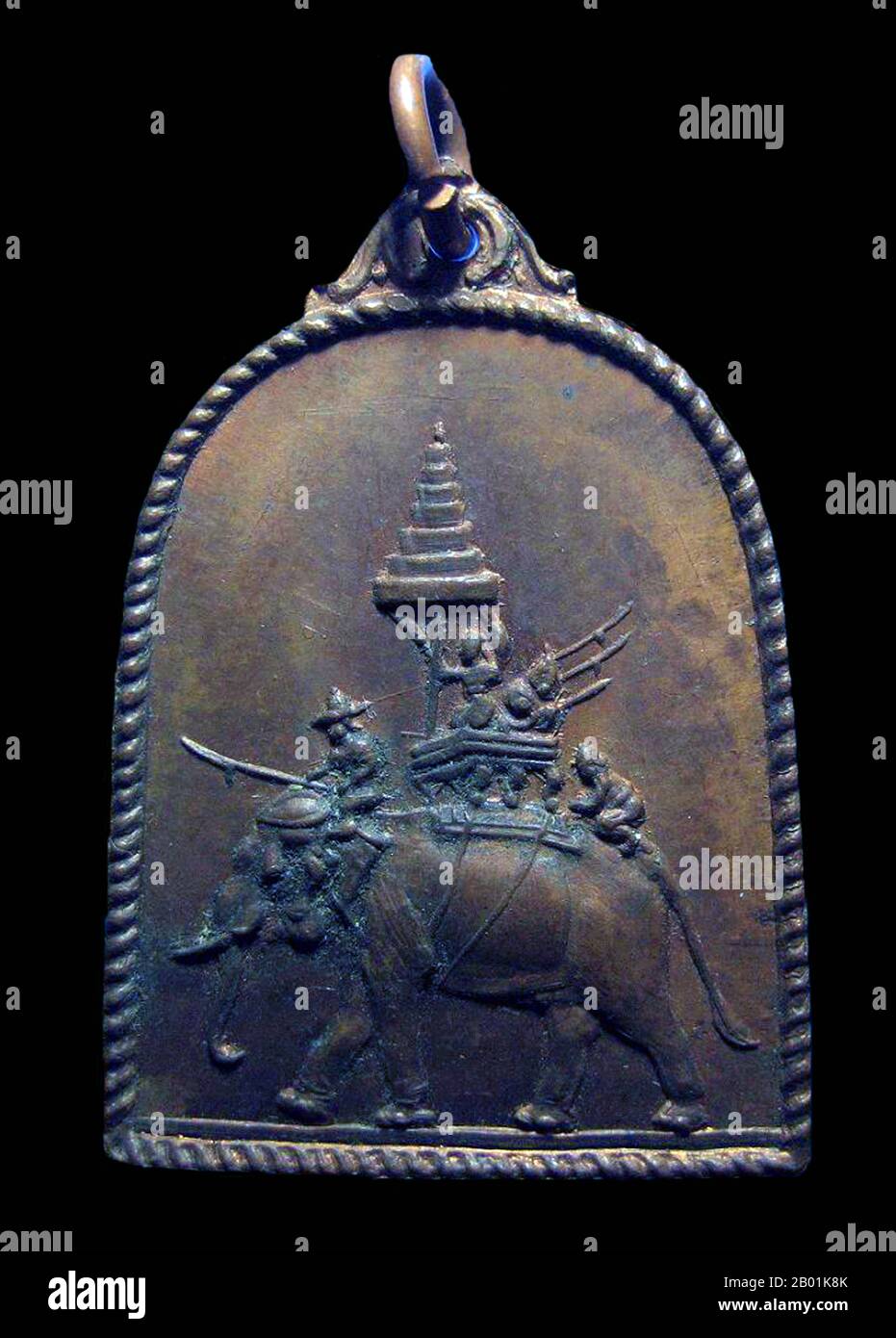 Thailandia: Un amuleto di re Naresuan del Siam (1555/1556 - 25 aprile 1605) a cavallo di un elefante da guerra. Somdet Phra Naresuan Maharat o Somdet Phra Sanphet II fu re del regno di Ayutthaya dal 1590 fino alla sua morte nel 1605. Naresuan fu uno dei monarchi più venerati del Siam, in quanto era noto per le sue campagne per liberare il Siam dal dominio birmano. Durante il suo regno numerose guerre furono combattute contro la Birmania, e il Siam raggiunse la sua massima estensione territoriale e influenza. Foto Stock