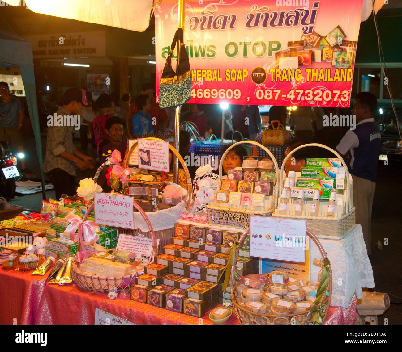 Thailandia: Saponi di erbe (un prodotto Trang OTOP) in vendita al mercato domenicale accanto alla stazione ferroviaria, Trang Town, provincia di Trang, Thailandia meridionale Trang è un centro commerciale almeno dal i secolo d.C. Crebbe fino alla prosperità tra il VII e il XIII secolo durante il periodo Srivijaya e rimane oggi un'importante città commerciale. Gomma, olio di palma e pesca sono i pilastri dell'economia cittadina. Il turismo sta avendo un impatto crescente poiché la costa delle Andamane e le isole di Trang sono sempre più sviluppate e diffuse. Foto Stock