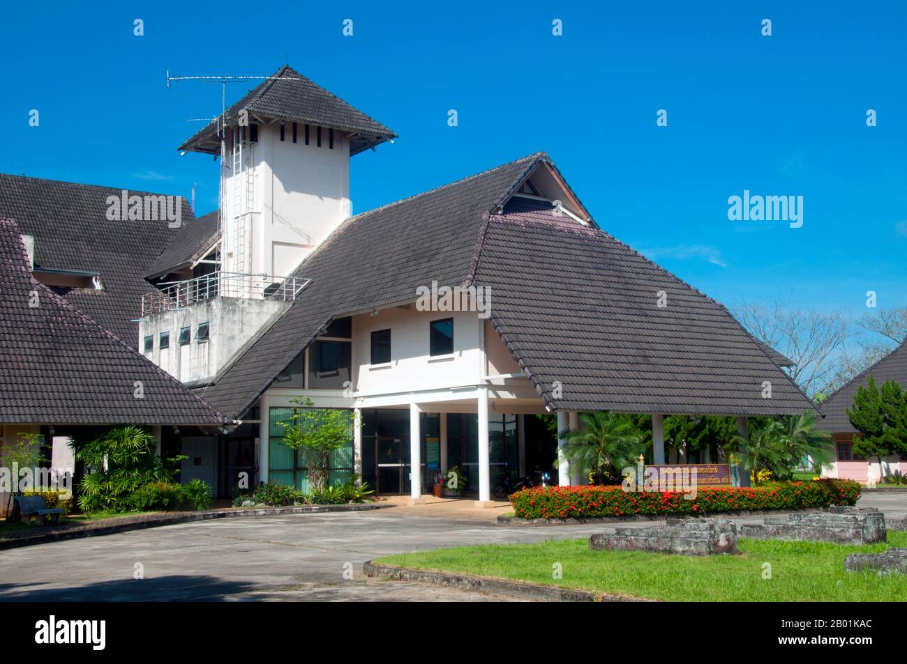 Thailandia: Biblioteca e Archivi nazionali in commemorazione del 60° compleanno della regina Sirikit, città di Trang, provincia di Trang, Thailandia meridionale. Trang è stato un centro commerciale almeno dal i secolo d.C. Crebbe fino alla prosperità tra il VII e il XIII secolo durante il periodo Srivijaya e rimane oggi un'importante città commerciale. Gomma, olio di palma e pesca sono i pilastri dell'economia cittadina. Il turismo sta avendo un impatto crescente poiché la costa delle Andamane e le isole di Trang sono sempre più sviluppate e diffuse. Foto Stock