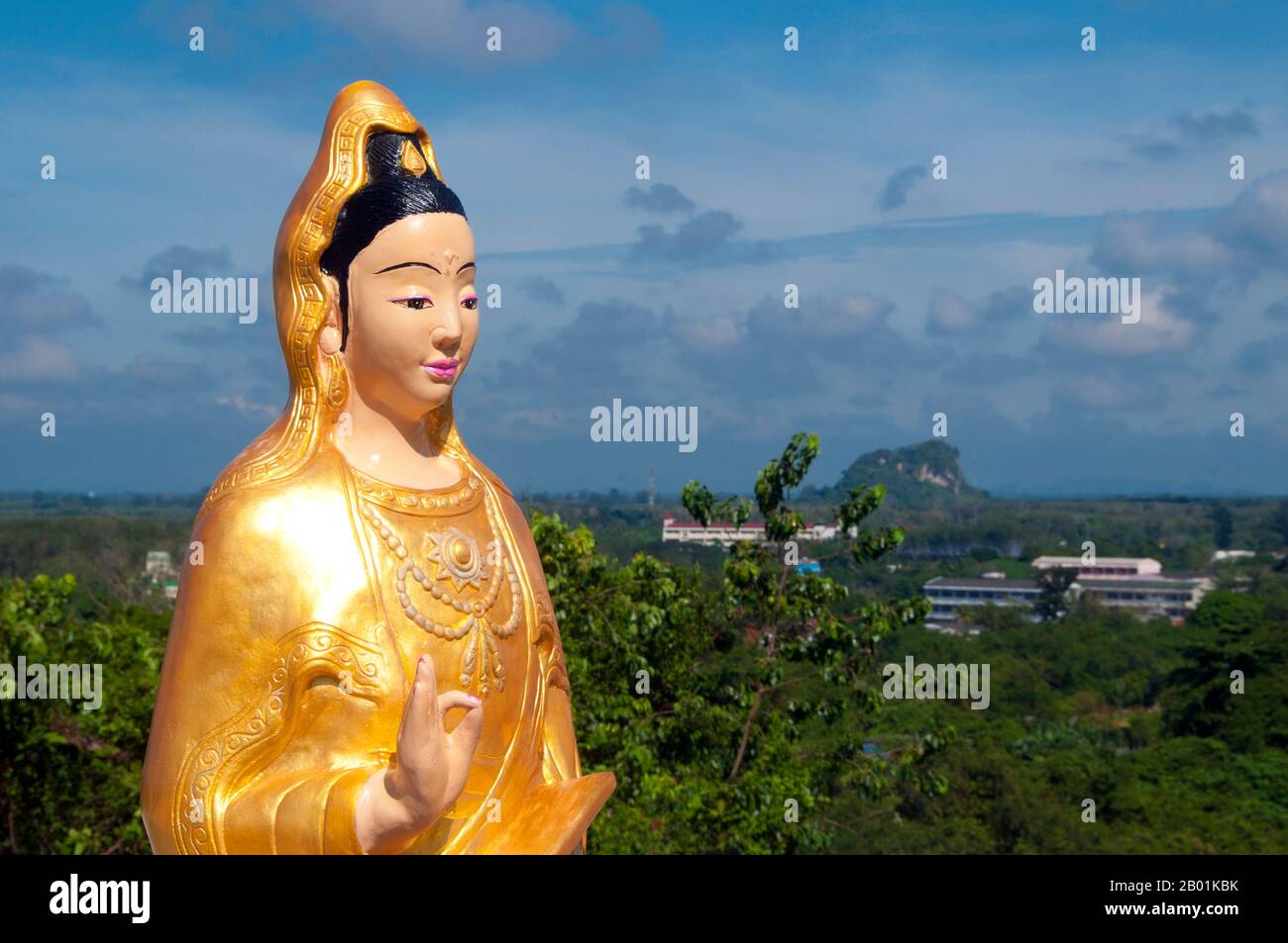 Thailandia: Statue più piccole di Kuan Yin accanto alla grande statua di Kuan Yin che si affaccia sulla città sopra Wat Matchimaphum, Trang Town, Trang Province, Thailandia meridionale. Trang è stato un centro commerciale almeno dal i secolo d.C. Crebbe fino alla prosperità tra il VII e il XIII secolo durante il periodo Srivijaya e rimane oggi un'importante città commerciale. Gomma, olio di palma e pesca sono i pilastri dell'economia cittadina. Il turismo sta avendo un impatto crescente poiché la costa delle Andamane e le isole di Trang sono sempre più sviluppate e diffuse Foto Stock