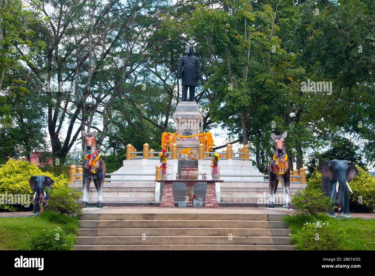 Thailandia: Phraya Ratsadanupradit Mahison Phakdi Monument, Trang Town, Trang Province, Thailandia meridionale. Phraya Ratsadanupradit Mahison Phakdi, nato Khaw SIM Bee, è stato un amministratore provinciale tailandese. Era il più giovane dei sei figli di Khaw Soo Cheang, un commerciante di Zhangzhou in Cina. Come membro della famiglia na Ranong che ha ricoperto il posto di governatore a Ranong per generazioni, Khaw è stato assegnato a diventare governatore di Trang nel 1890. Il suo contributo più significativo fu l'introduzione dell'albero della gomma in Thailandia, che al suo tempo era coltivato solo in Malesia. Foto Stock