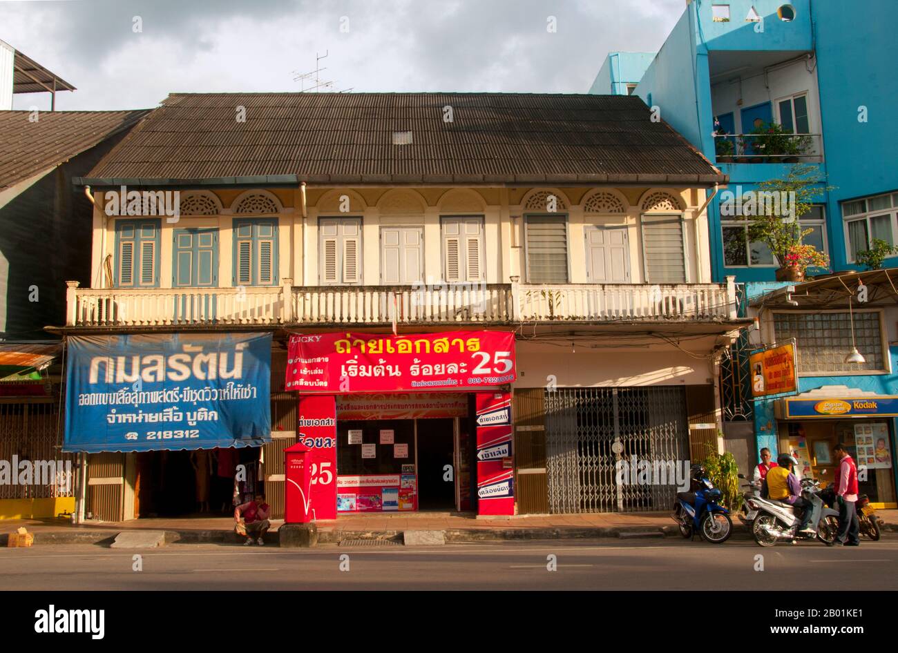 Thailandia: Ratchadamnoen Road nel cuore della comunità cinese di Trang, Trang Town, Trang Province, Thailandia meridionale. Trang è stato un centro commerciale almeno dal i secolo d.C. Crebbe fino alla prosperità tra il VII e il XIII secolo durante il periodo Srivijaya e rimane oggi un'importante città commerciale. Gomma, olio di palma e pesca sono i pilastri dell'economia cittadina. Il turismo sta avendo un impatto crescente poiché la costa delle Andamane e le isole di Trang sono sempre più sviluppate e diffuse. Foto Stock