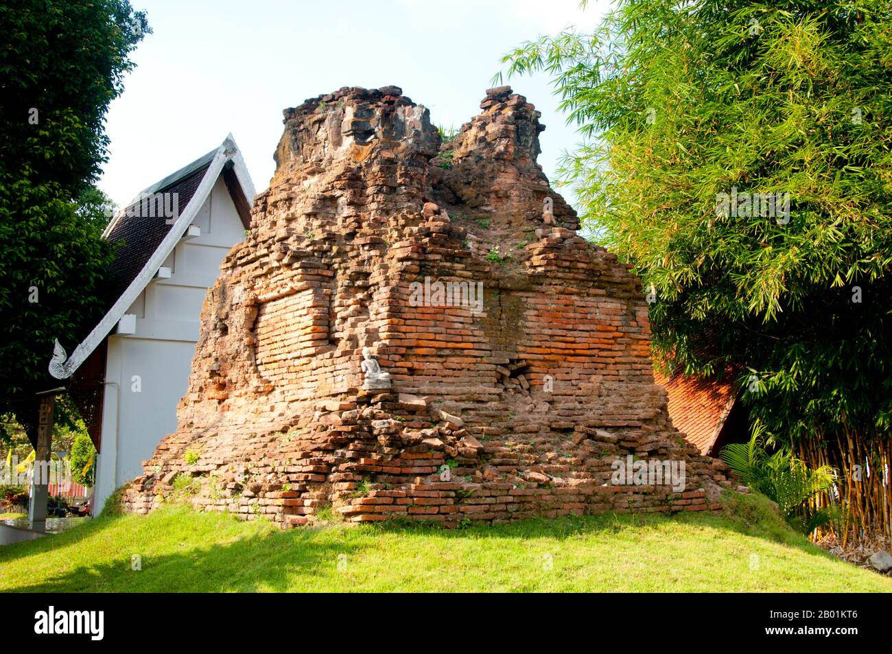 Thailandia: Resti di antichi chedi, Wat Phra Kaeo Don Tao, Lampang, provincia di Lampang. Wat Phra Kaeo Don Tao (il Monastero del Buddha di Smeraldo sul vaso d'acqua Knoll) è il tempio più importante di Lampang dopo aver ospitato il Buddha di Smeraldo (Phra Kaeo Morakot). Il Buddha di Smeraldo ora risiede nel Wat Phra Kaeo di Bangkok (parte del complesso del Grand Palace), il tempio più importante della Thailandia. Lampang fu originariamente fondata durante il VII secolo, periodo Dvaravati. Non rimane nulla di questi primi tempi, ma la città è ricca di templi, molti dei quali hanno un caratteristico sapore birmano. Foto Stock