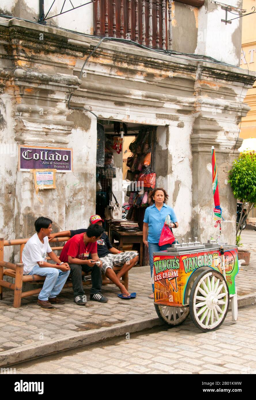 Filippine: Gelati cart, distretto di Mestizo, Vigan, provincia di Ilocos Sur, isola di Luzon. La città di Vigan è la capitale della provincia di Ilocos Sur e si trova sulla costa occidentale dell'isola di Luzon. Vigan è l'unica città storica sopravvissuta nelle Filippine che risale al periodo coloniale spagnolo del XV secolo. La città era anche un importante centro commerciale in epoca pre-coloniale con una comunità di commercianti cinesi del Fujian che si stabilirono nella zona. Oggi è stato nominato Patrimonio dell'Umanità dall'UNESCO. Foto Stock