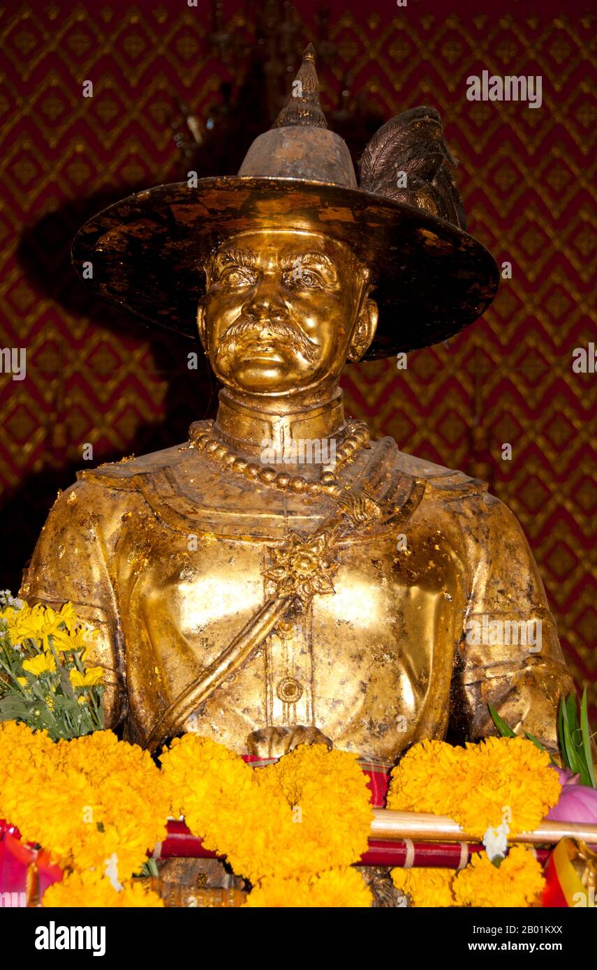 Re Taksin (Somdet Phra Chao Taksin Maharat; Thai: สมเด็จพระเจ้าตากสินมหาราช; 17 aprile 1734 – 7 aprile 1782) è stato l'unico re del regno di Thonburi. Egli è molto venerato dal popolo tailandese per la sua leadership nel liberare il Siam dall'occupazione birmana dopo la Seconda Caduta di Ayutthaya nel 1767, e la successiva unificazione del Siam dopo che è caduto sotto vari signori della guerra. Il re Taksin stabilì Thonburi come sua nuova capitale, poiché Ayutthaya era stata quasi completamente distrutta dai birmani. Il suo regno fu caratterizzato da numerose guerre, combattute per respingere le nuove invasioni birmane e sottomettere Foto Stock
