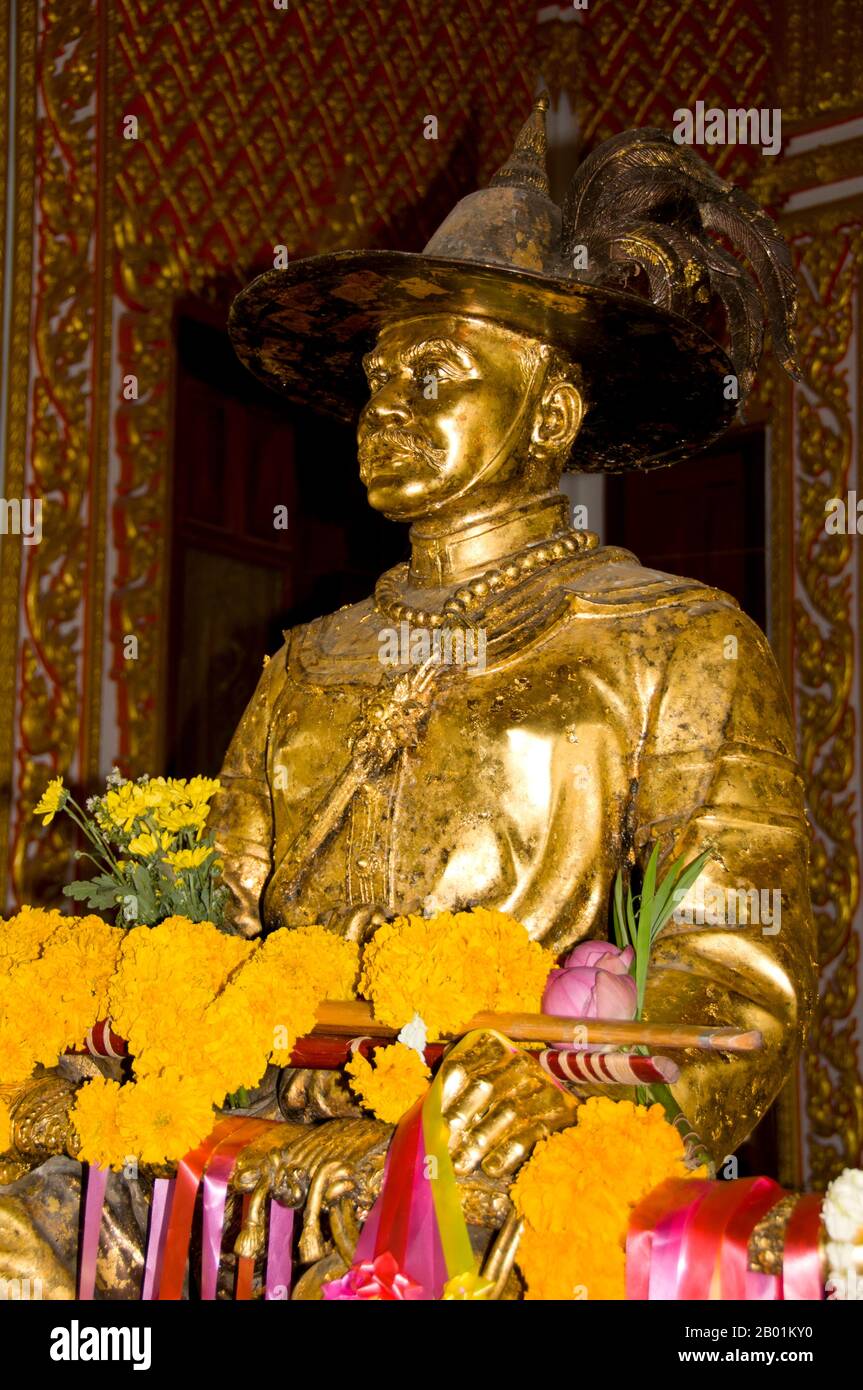 Re Taksin (Somdet Phra Chao Taksin Maharat; Thai: สมเด็จพระเจ้าตากสินมหาราช; 17 aprile 1734 – 7 aprile 1782) è stato l'unico re del regno di Thonburi. Egli è molto venerato dal popolo tailandese per la sua leadership nel liberare il Siam dall'occupazione birmana dopo la Seconda Caduta di Ayutthaya nel 1767, e la successiva unificazione del Siam dopo che è caduto sotto vari signori della guerra. Il re Taksin stabilì Thonburi come sua nuova capitale, poiché Ayutthaya era stata quasi completamente distrutta dai birmani. Il suo regno fu caratterizzato da numerose guerre, combattute per respingere le nuove invasioni birmane e sottomettere Foto Stock