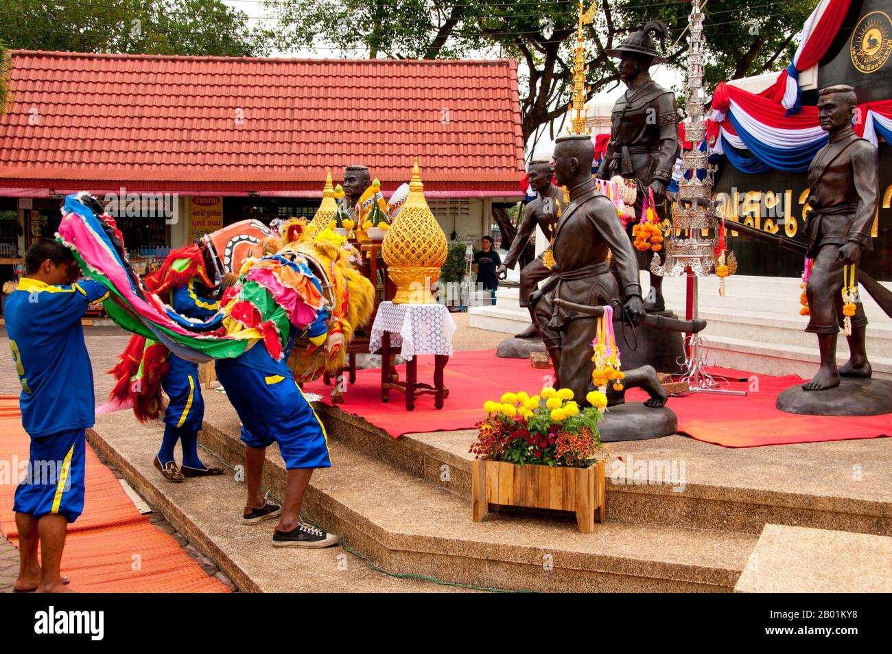 Chanthaburi è celebrato attraverso la Thailandia a causa dei suoi legami eroici con il re Taksin il Grande, il conquistatore che ha combattuto indietro contro gli occupanti birmani di Ayutthaya nel 1767 e ha continuato a ristabilire l'indipendenza tailandese. Anche se Taksin governò brevemente solo dalla sua nuova capitale a Thonburi (1768-82), il suo nome rimane molto venerato, e viene commemorato attraverso Chanthaburi in un certo numero di santuari, monumenti, parchi e anche un cantiere navale. Re Taksin (Somdet Phra Chao Taksin Maharat; Thai: สมเด็จพระเจ้าตากสินมหาราช; 17 aprile 1734 – 7 aprile 1782) è stato l'unico re del regno di Thonburi. Io Foto Stock