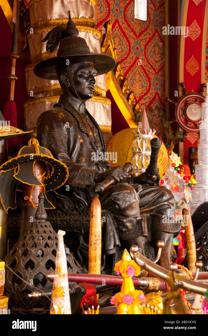 Chanthaburi è celebrato attraverso la Thailandia a causa dei suoi legami eroici con il re Taksin il Grande, il conquistatore che ha combattuto indietro contro gli occupanti birmani di Ayutthaya nel 1767 e ha continuato a ristabilire l'indipendenza tailandese. Anche se Taksin governò brevemente solo dalla sua nuova capitale a Thonburi (1768-82), il suo nome rimane molto venerato, e viene commemorato attraverso Chanthaburi in un certo numero di santuari, monumenti, parchi e anche un cantiere navale. Re Taksin (Somdet Phra Chao Taksin Maharat; Thai: สมเด็จพระเจ้าตากสินมหาราช; 17 aprile 1734 – 7 aprile 1782) è stato l'unico re del regno di Thonburi. Io Foto Stock