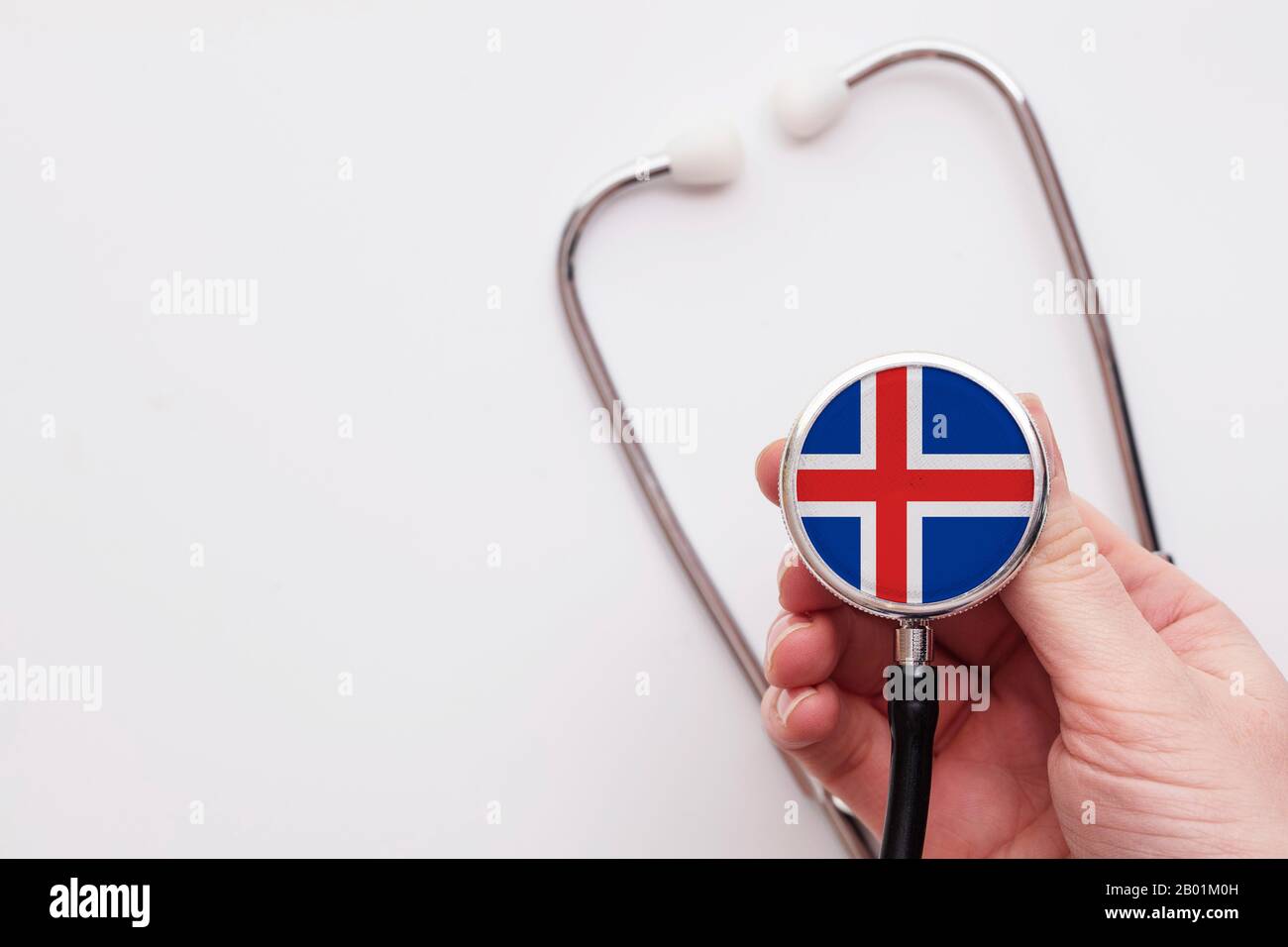 Concetto di assistenza sanitaria in Islanda. Medico che detiene uno stetoscopio medico. Foto Stock