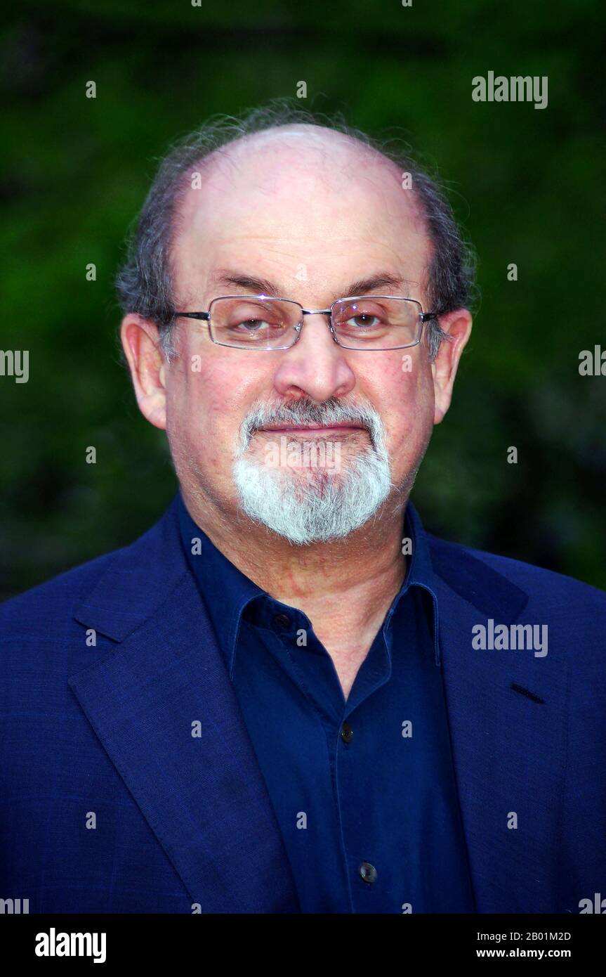 India/Regno Unito: Salman Rushdie (10 giugno 1947-), romanziere e scrittore, alla festa Vanity Fair che celebra il decimo anniversario del Tribeca Film Festival. Foto di David Shankbone (1974-), 27 aprile 2011. Sir Ahmed Salman Rushdie è uno scrittore e saggista indiano britannico. Il suo secondo romanzo, Midnight's Children (1981), ha vinto il Booker Prize nel 1981. Gran parte della sua narrativa è ambientata nel subcontinente indiano. Il suo stile è spesso classificato come realismo magico misto a narrativa storica. Foto Stock