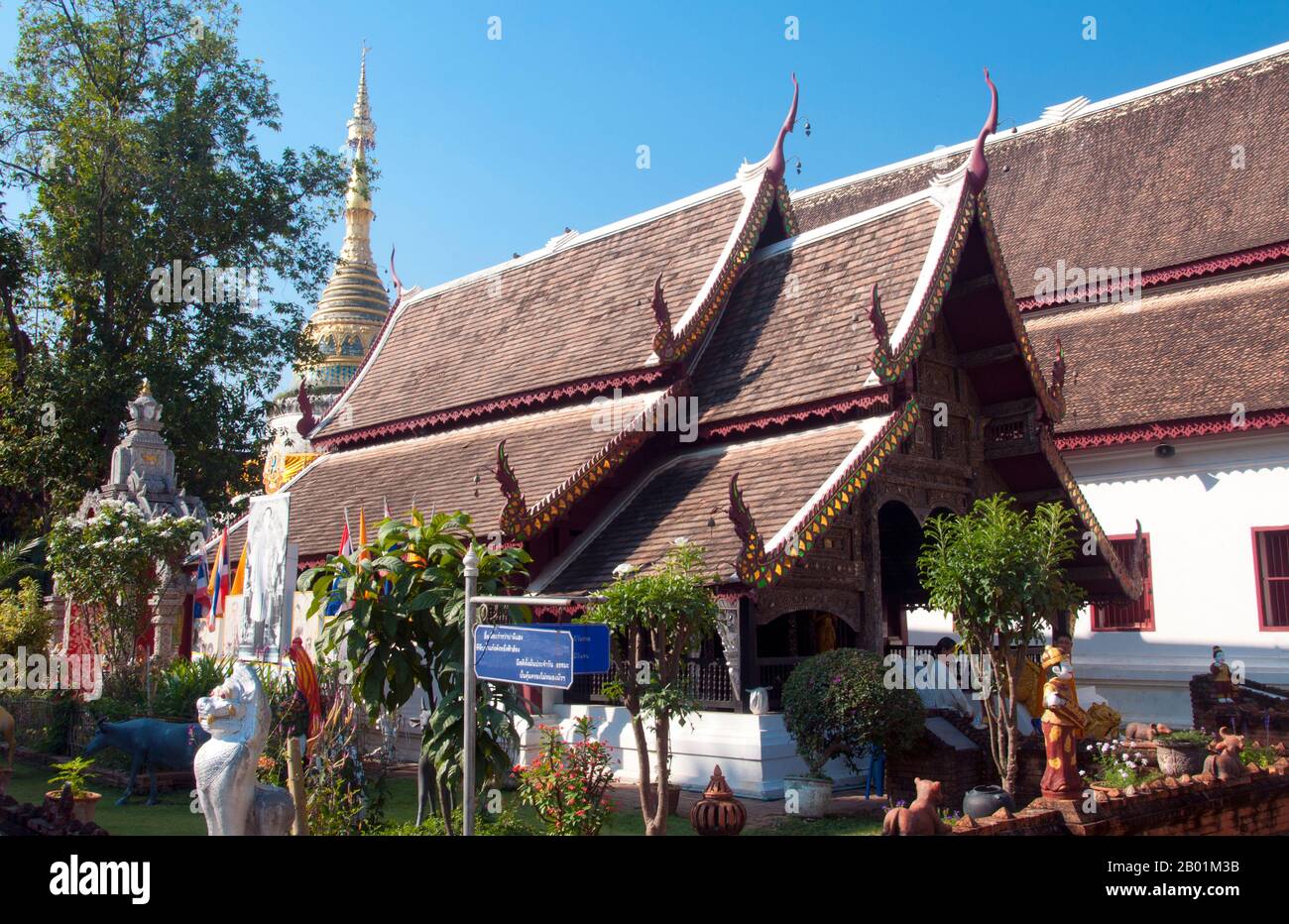 Thailandia: Il più piccolo e antico viharn a Wat Buppharam, Chiang mai, Thailandia settentrionale. Wat Buppharam fu originariamente costruito nel 1497. Nel 1797 Chao (principe) Kawila, un discendente della dinastia Tipchak, iniziò la sua cirambulazione rituale di Chiang mai da questo punto. Questo rituale fu richiesto per rioccupare formalmente la città dopo due secoli di dominazione birmana. Chiang mai è spesso chiamata la «Rosa del Nord» della Thailandia ed è la seconda città del paese e una popolare destinazione turistica grazie soprattutto al suo paesaggio montuoso, alle variopinte tribù di colline etniche e ai loro oggetti di artigianato. Foto Stock